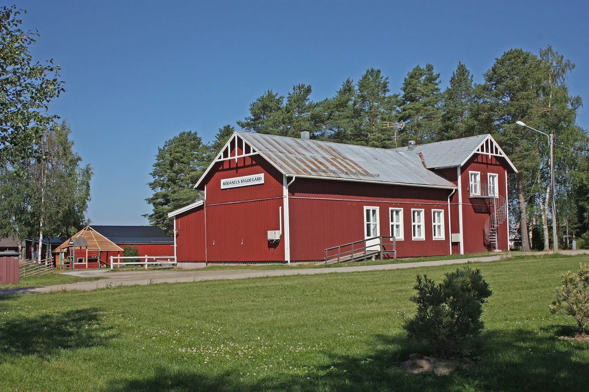 Photo showing: Rödåsels bygdegård