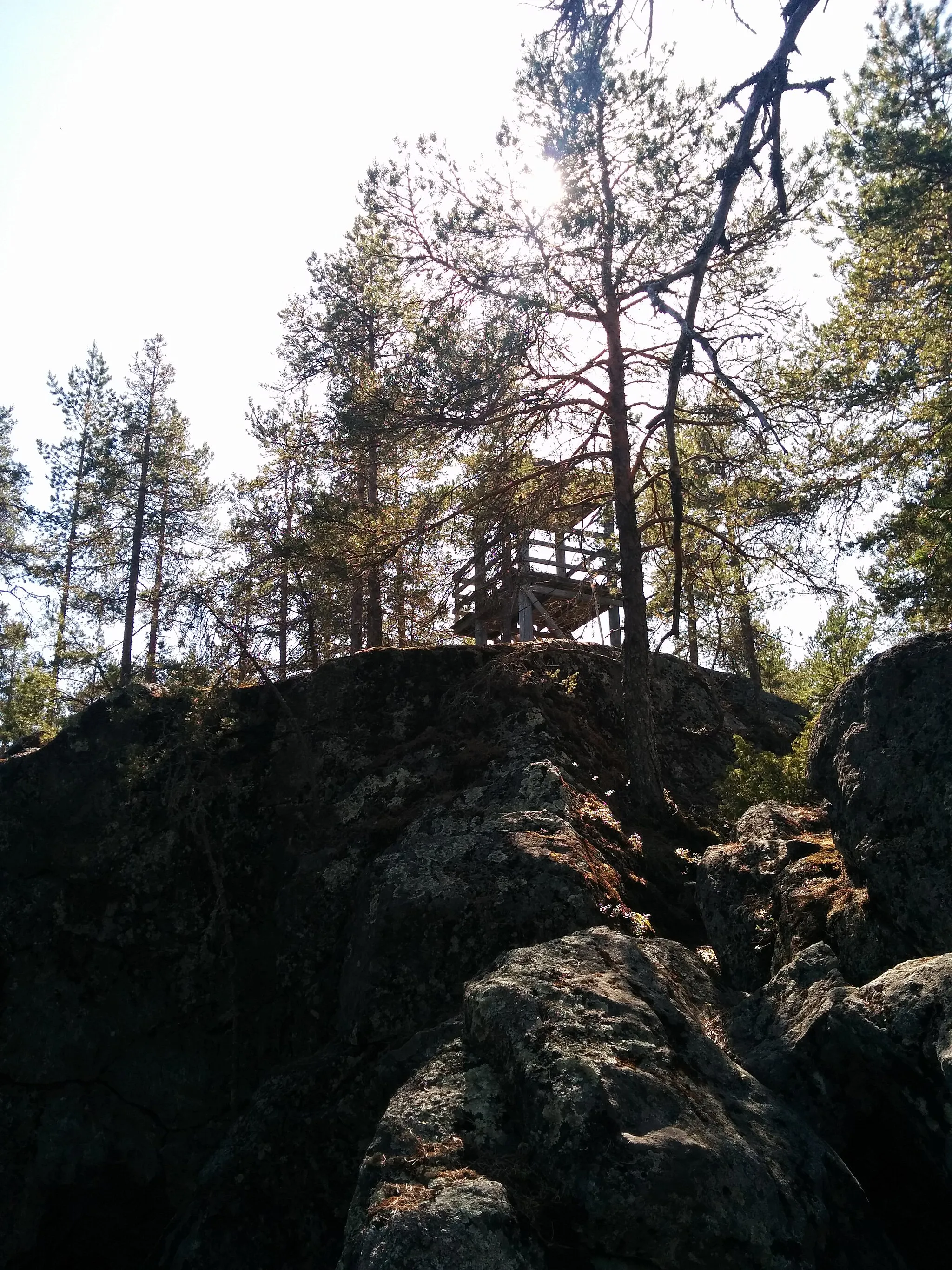 Photo showing: Utkikstornet sett från Jättstugan, en grotta i Jättstuberget.