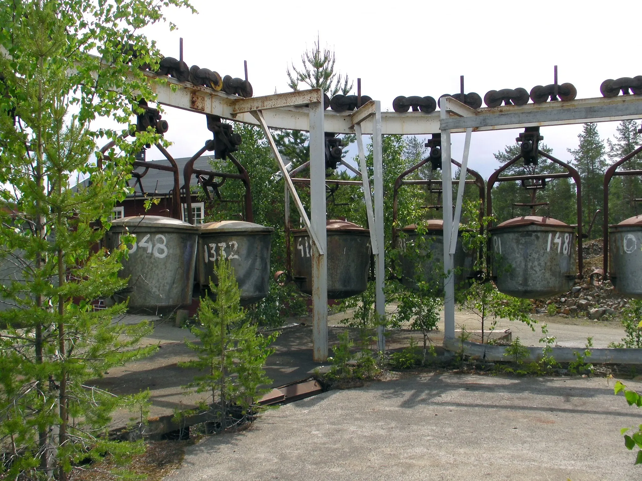 Photo showing: A preserved stretch of the Kristineberg-Boliden cableway at one end of the section converted for passenger traffic. This piece has been left untouched place to show the ore cableway in its operational state.