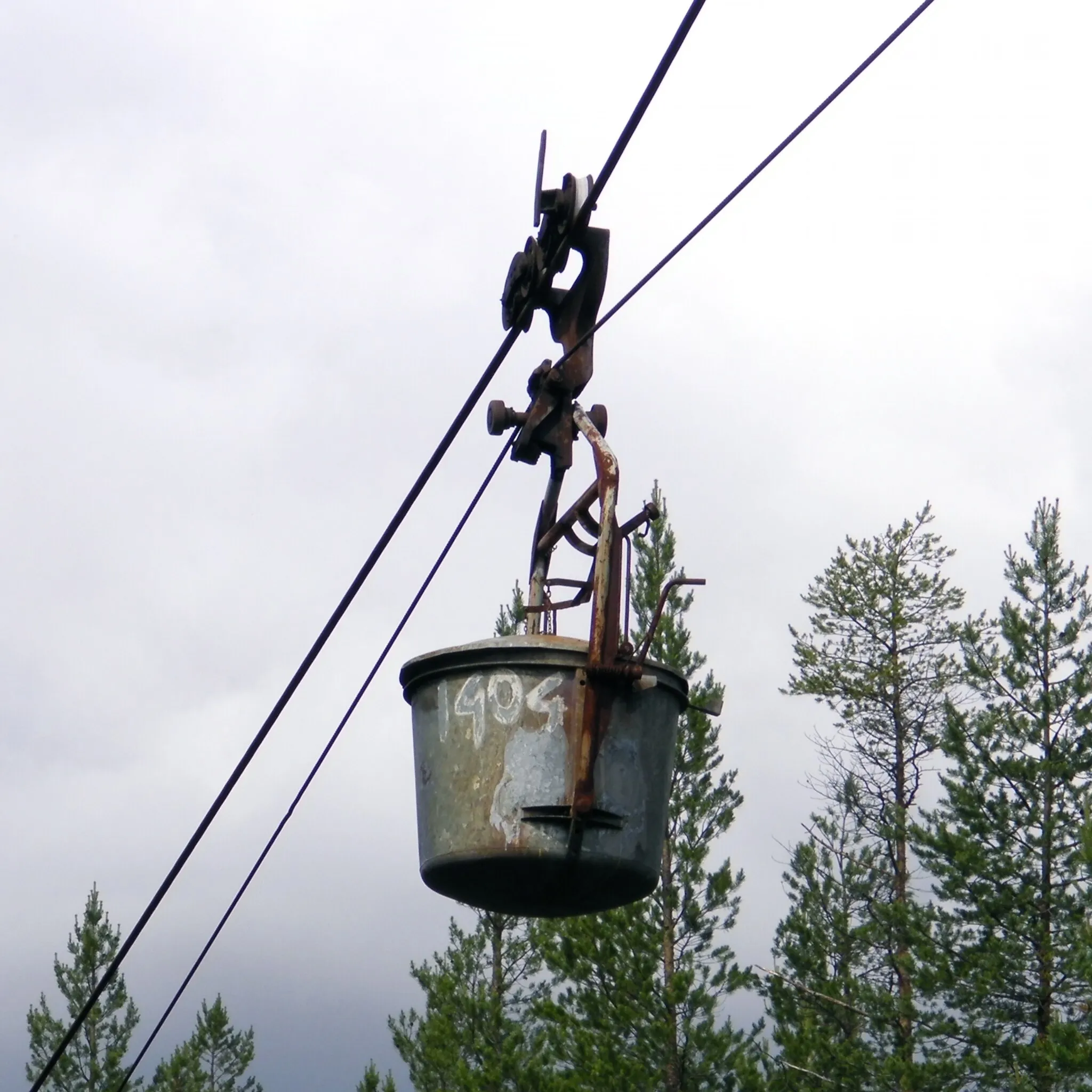 Photo showing: A preserved stretch of the Kristineberg-Boliden cableway at one end of the section converted for passenger traffic. This piece has been left untouched place to show the ore cableway in its operational state.