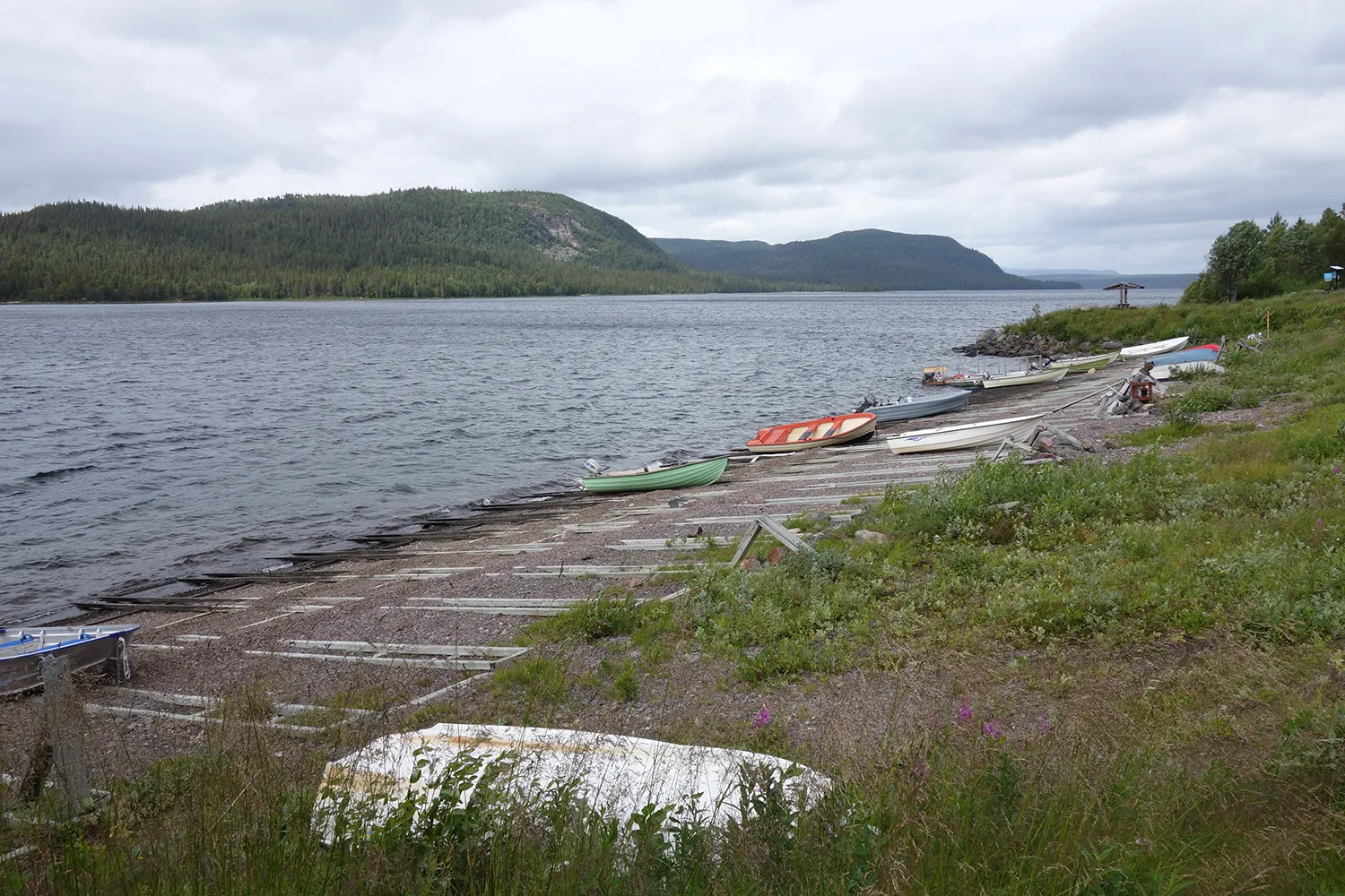 Photo showing: Boat harbour by Lake Laisan in Laisvall, Arjeplog Municipality.