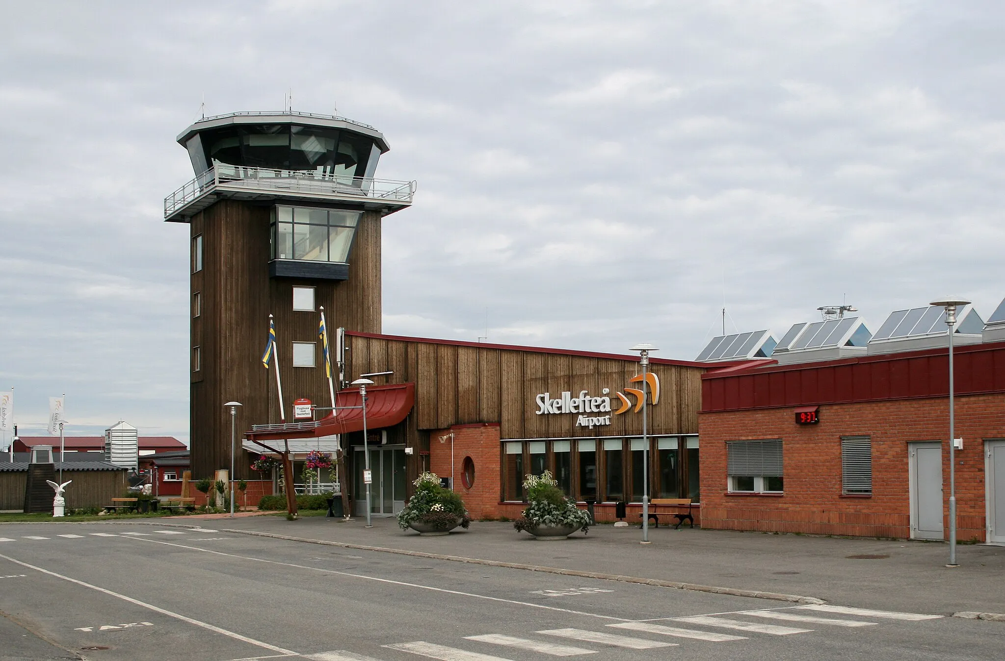 Photo showing: Terminal and tower of Skellefteå Airport.