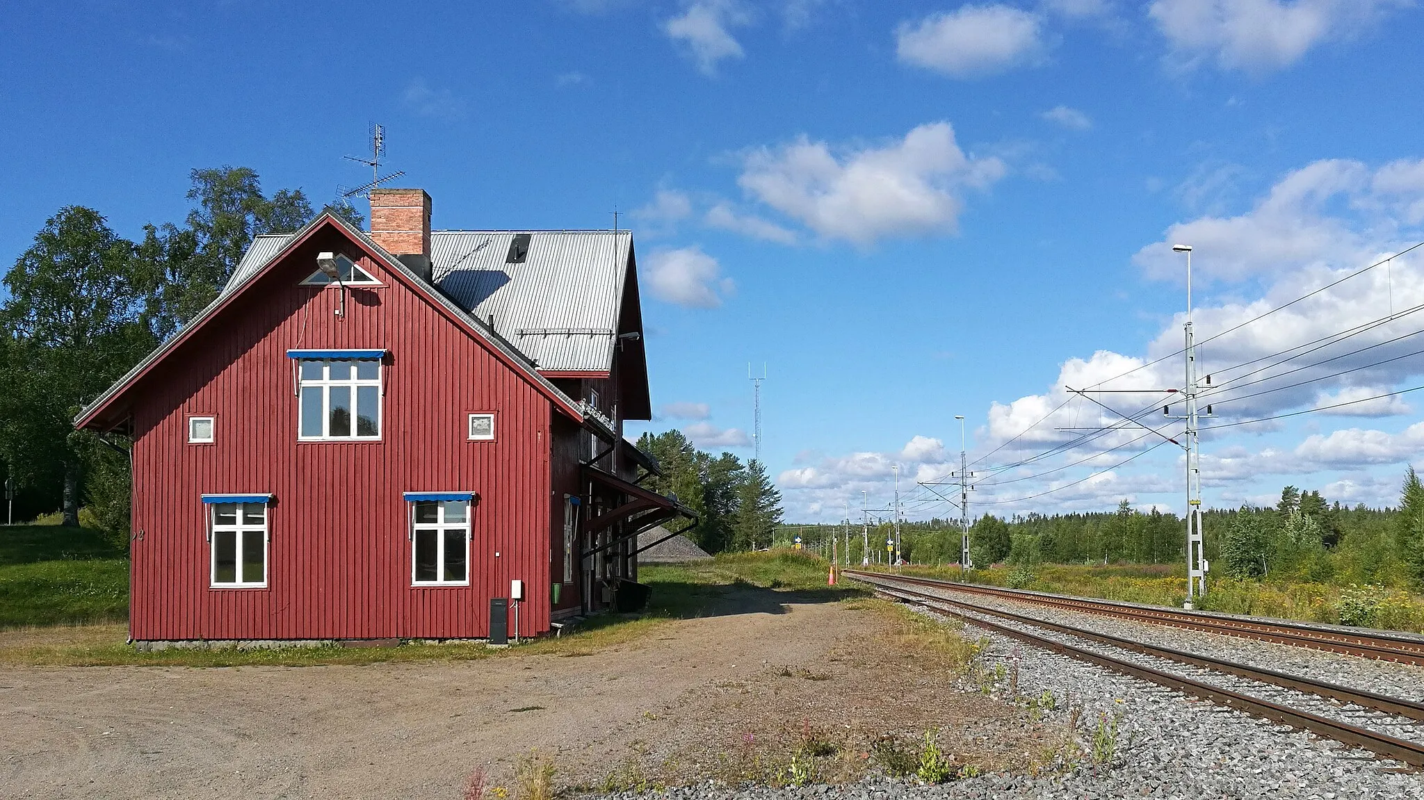 Photo showing: Morjärv järnvägsstation efter Haparandabanan, sommaren 2017. Invigning skedde 1902 då sträckan Boden-Morjärv färdigställts.