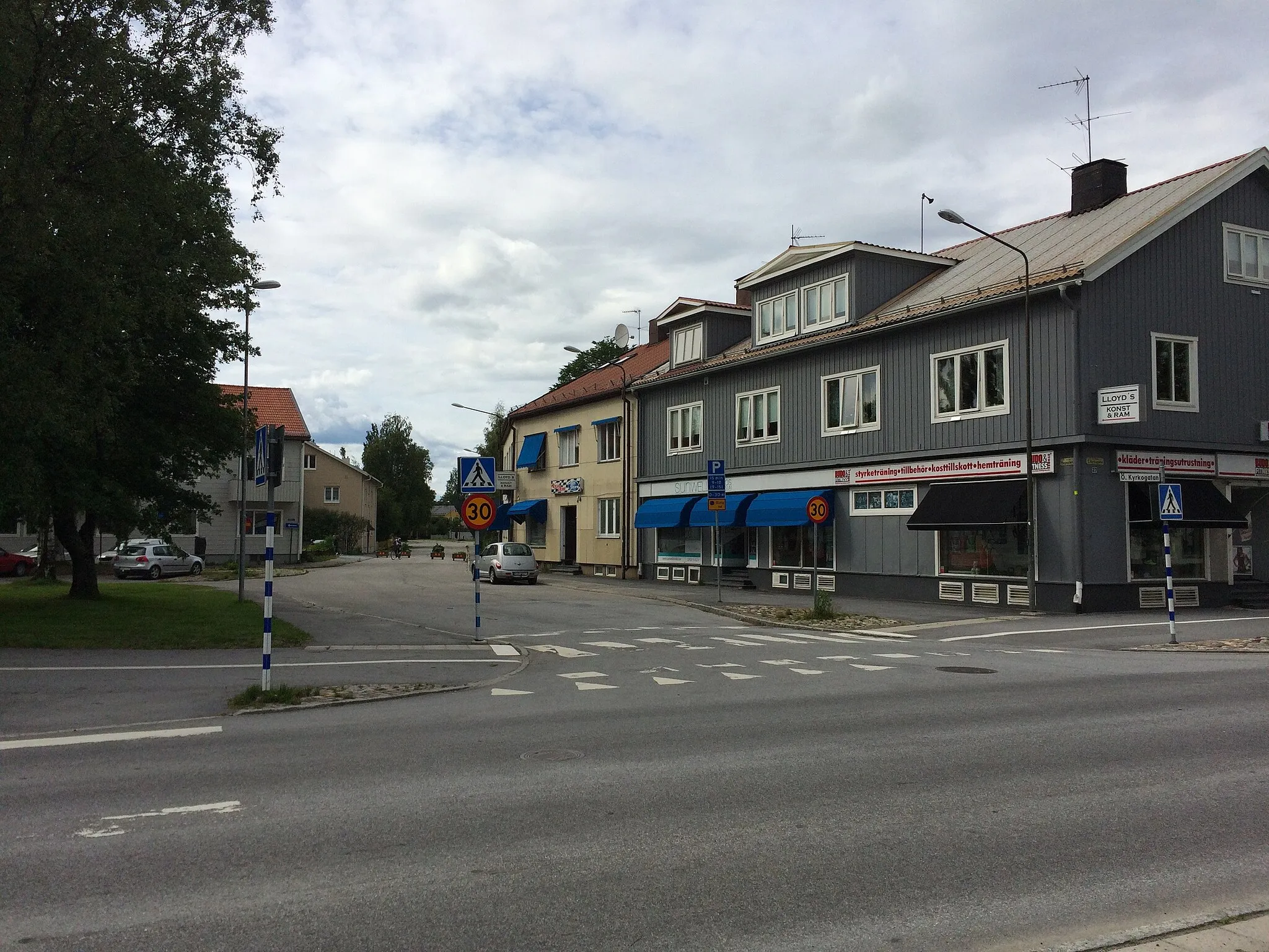 Photo showing: Hagaplan är ett "torg" mellan Plangatan och Östra kyrkogatan i Umeå.