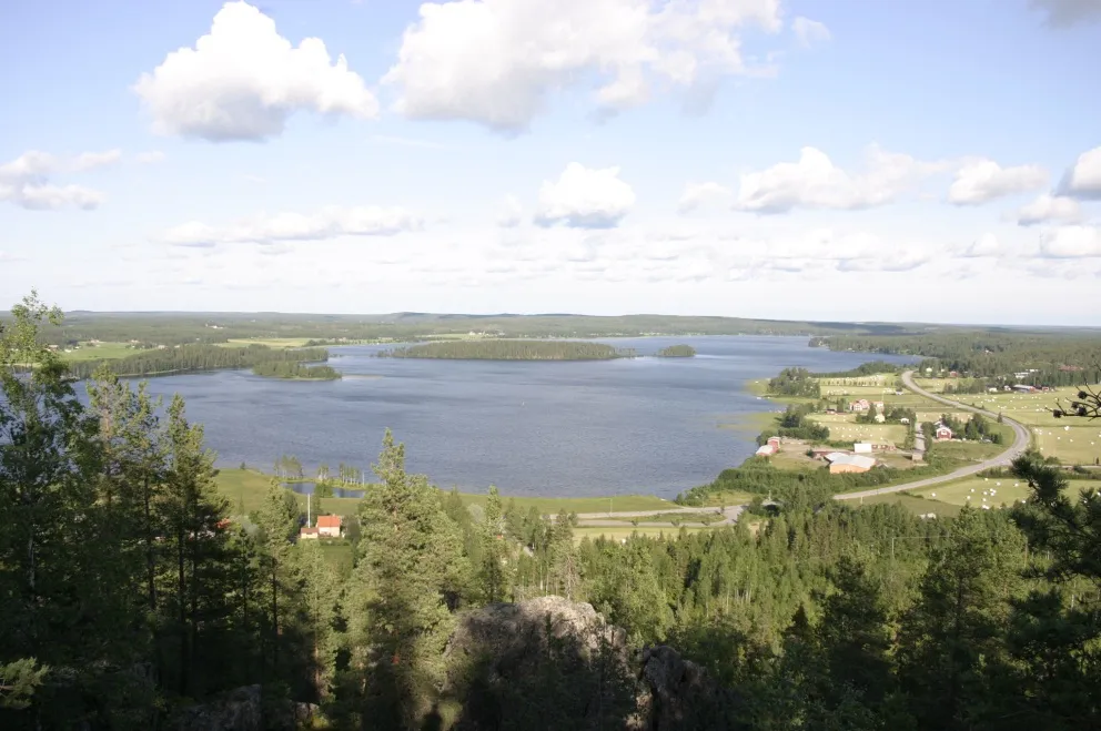 Photo showing: En vy över långviksvallen och Tavelsjön, tagen från berget Vallberget