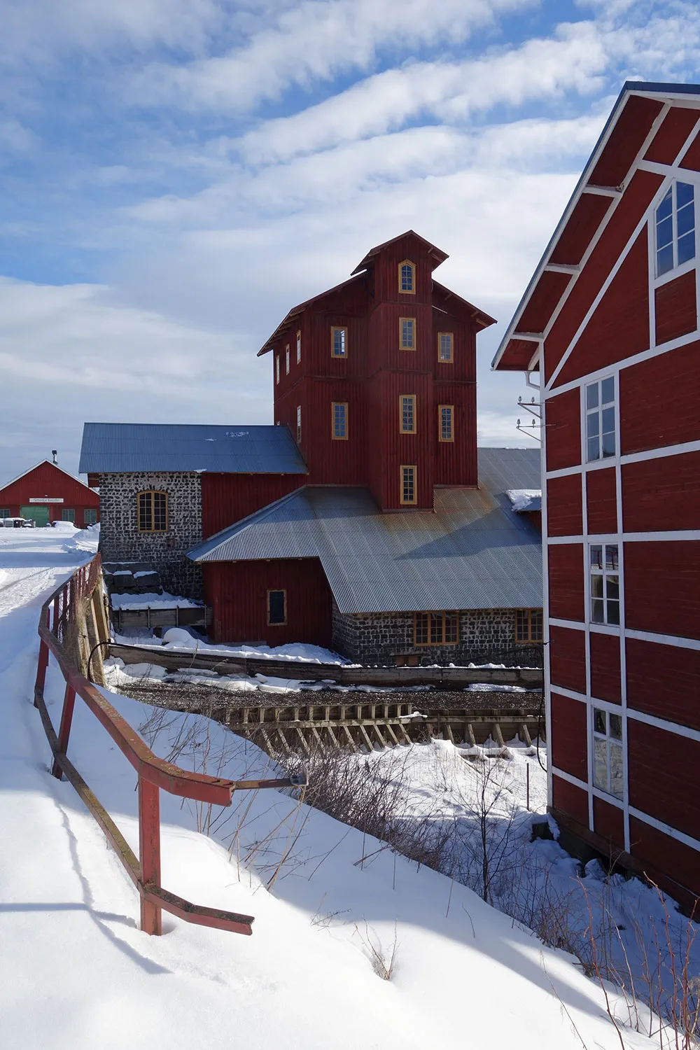 Photo showing: Olofsfors Ironworks with the blast furnace in the background and the mill in the foreground.