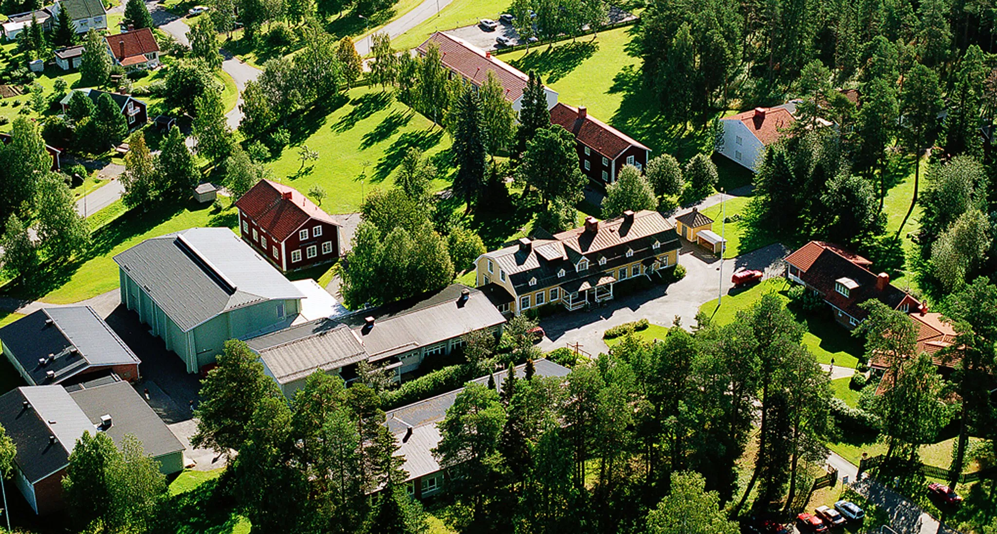 Photo showing: Flygbild över hela Edelviks folkhögskola med skolbyggnader, herrgård och internatboenden.
