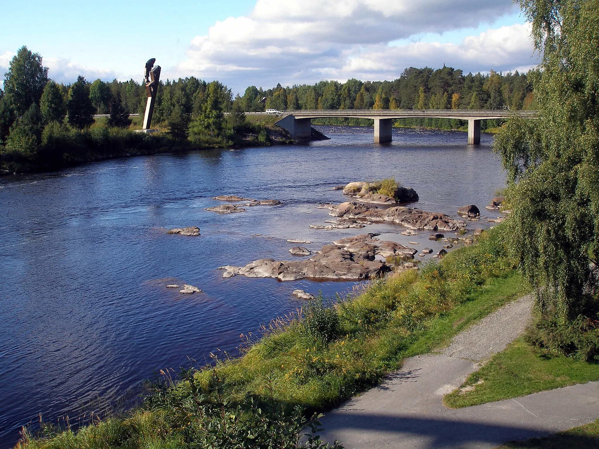 Photo showing: Byskeälven is an forrest river, comes from Western Kikkejaure in Arvidsjaur municipality and leads in the Bay at Byske in Skellefteå municipality. The river is about 215 km long and thus Northern Sweden's second-longest forrestriver after Gideälven. Byskeälven is with the Swedish measure a significant salmon river.