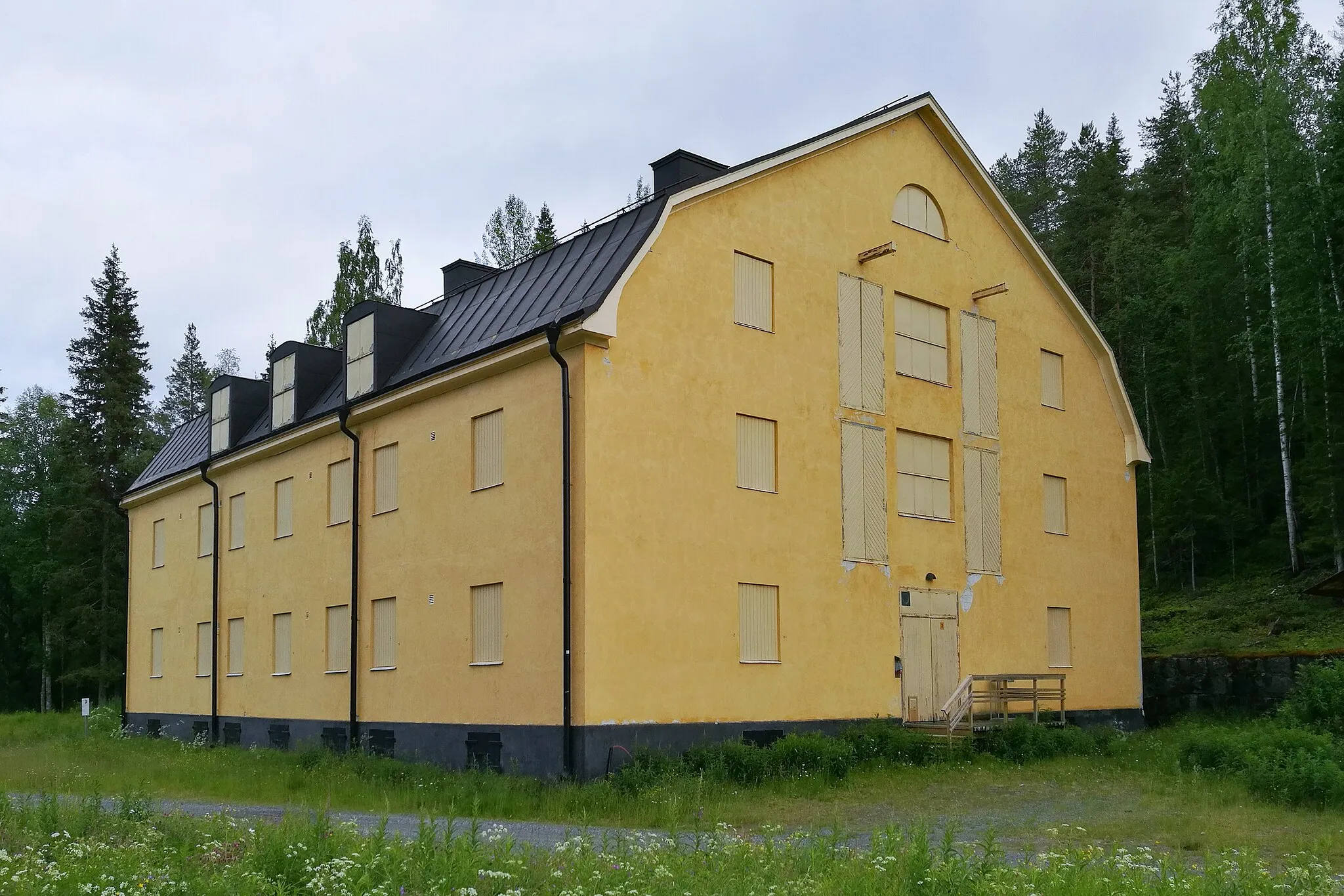 Photo showing: Fläskmagasinet, sommaren 2017.
Byggnaden som tillhörde intendenturen i Boden uppfördes 1917 och användes som magasin för livsmedel, främst fläsk, därav namnet.

Byggnaden ligger vid foten av Paglaberget, nedanför bergets norra sida, så att den står i skugga större delen av dagen.