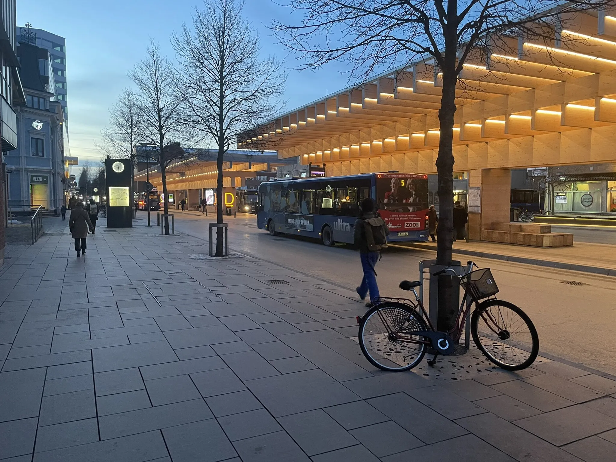 Photo showing: The central bus stop Vasaplan in Umeå.