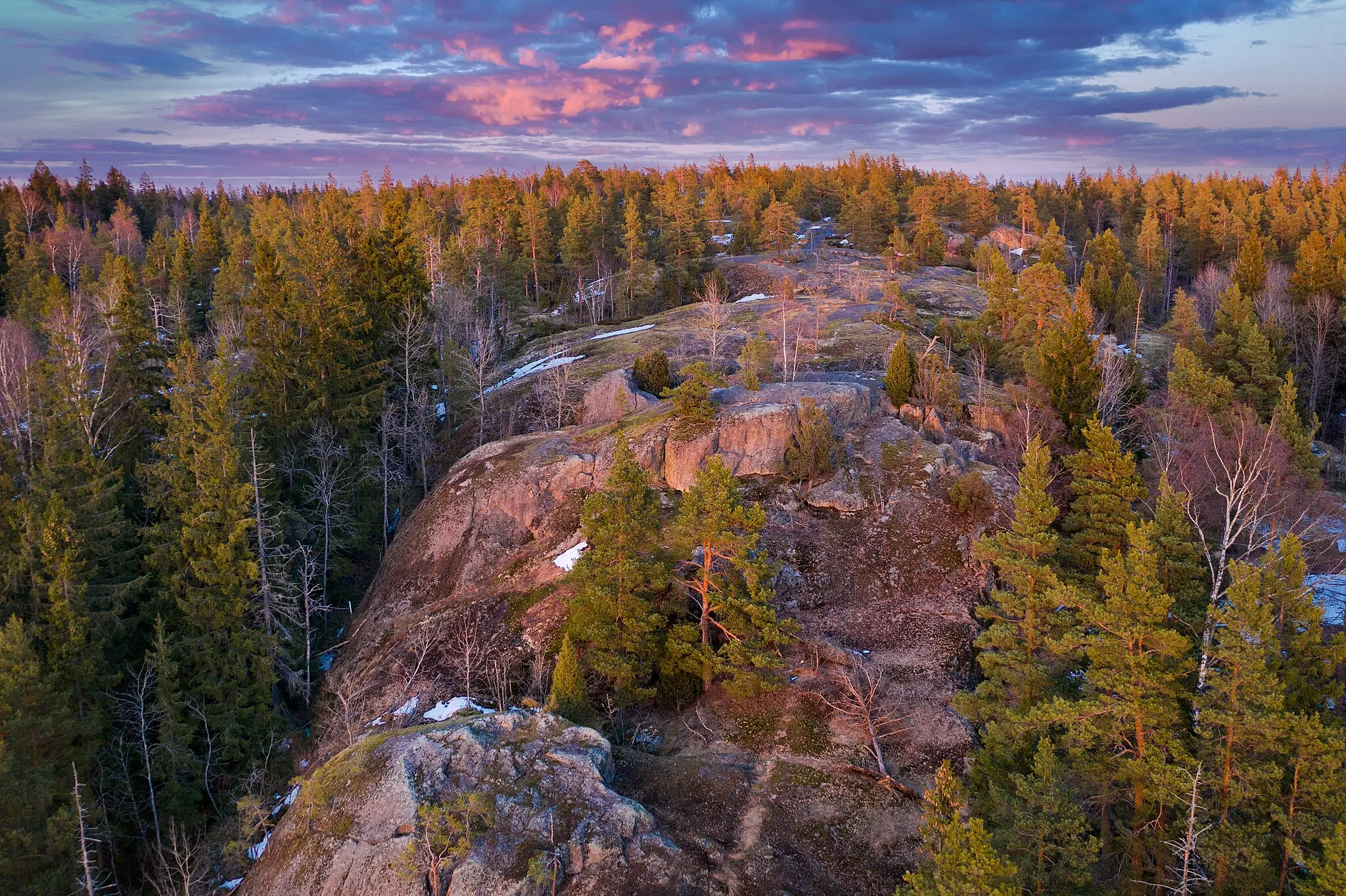 Photo showing: Bald rock surface of Högberget in Sotunki, Vantaa, Finland in 2021 April.