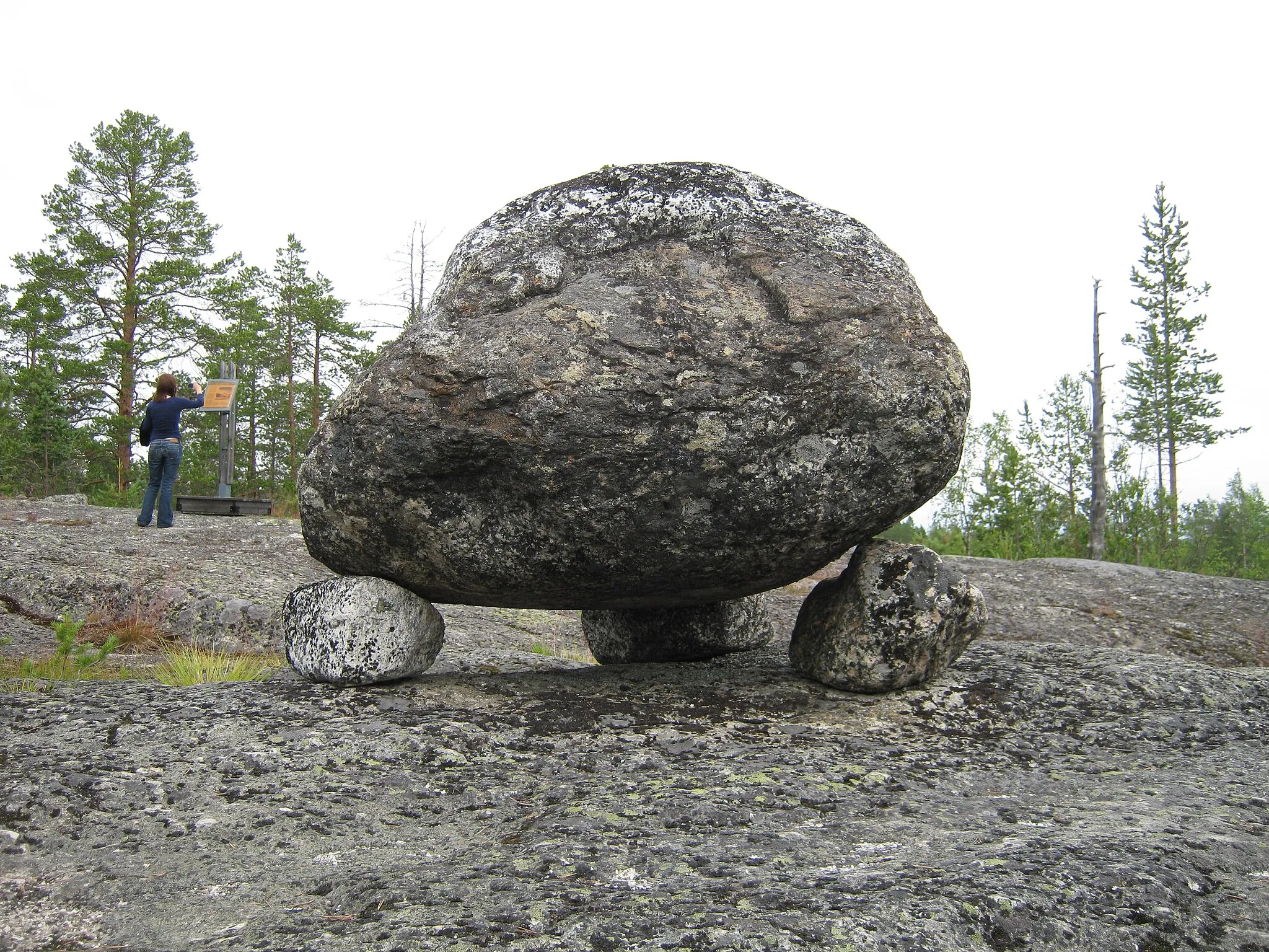 Photo showing: Stone monument "Liggande hönan" ("roosting hen") from Bronze Age/Iron Age, near Jävre, Piteå kommun, Norrbotten, Sweden