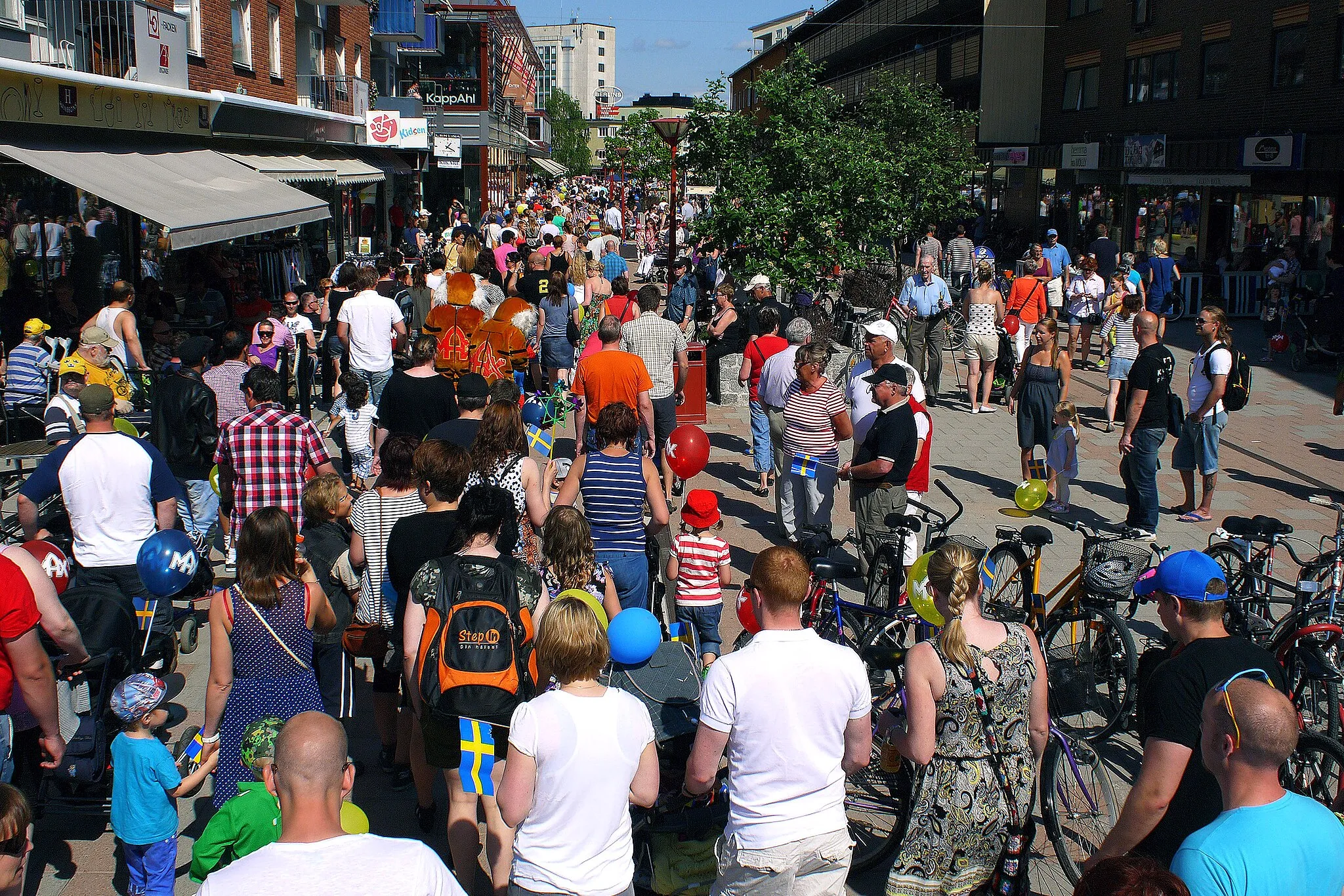 Photo showing: Nationaldagsfirande med barnkarneval i Bodens centrum.
Bild tagen efter gågatan mot Kyrkgatan den 6 juni 2013.