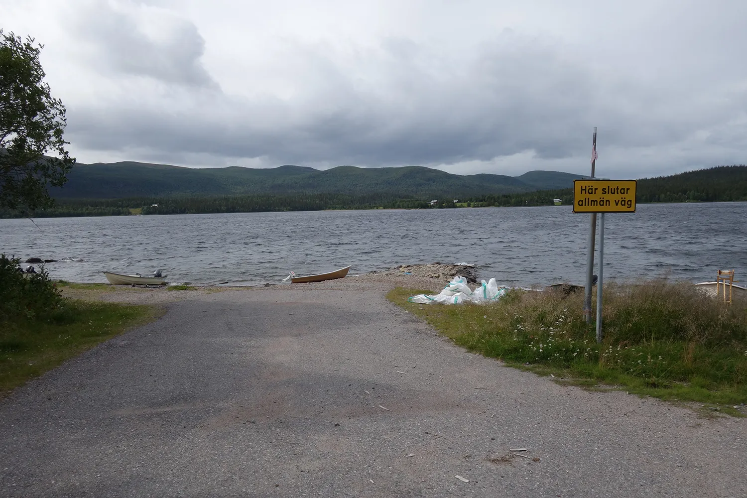 Photo showing: Hamnen vid sjön Laisan i Laisvallby, med Västra Laisvall på andra sidan.