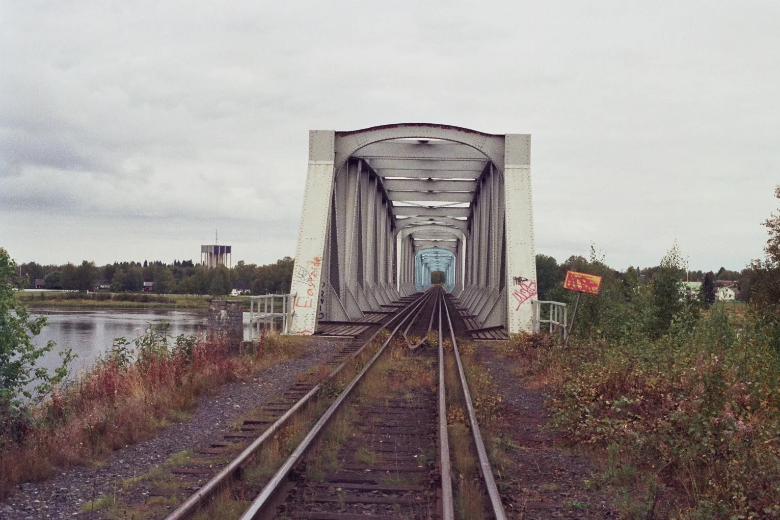 Photo showing: Haparanda–Tornio rail bridge across the Torne River, looking towards Sweden from Finland. The railway line is dual-gauge (1524 mm and 1435 mm). Numbering the rails starting with 1 on the far left, the broad gauge rails are 1 and 3; standard gauge rails are 2 and 4.