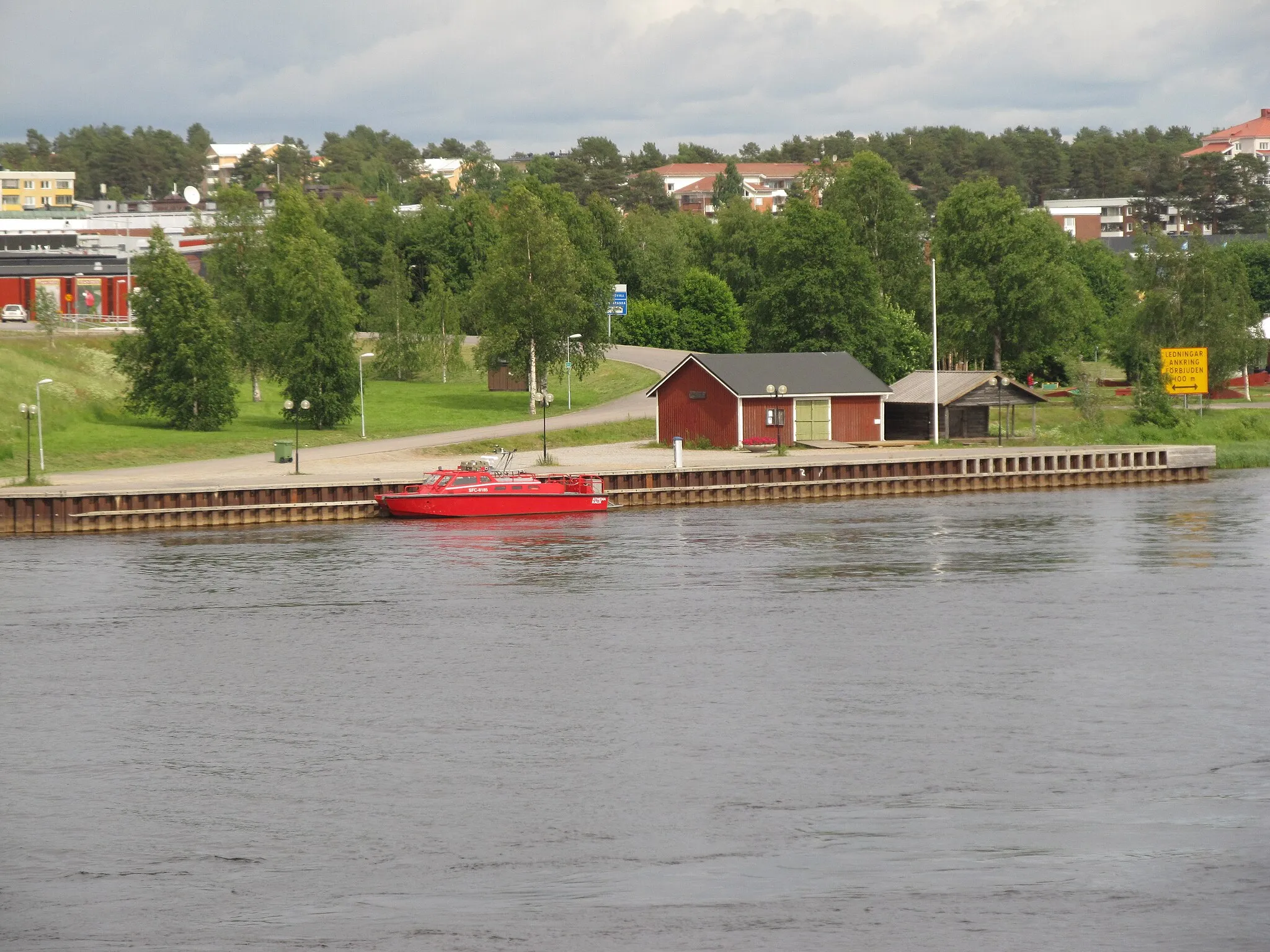 Photo showing: Centrumkajen i Kalix från den tidigare Kalixbron år 2013 vid Kalixälven. Kalix fiskemuseum finns på Kajen.