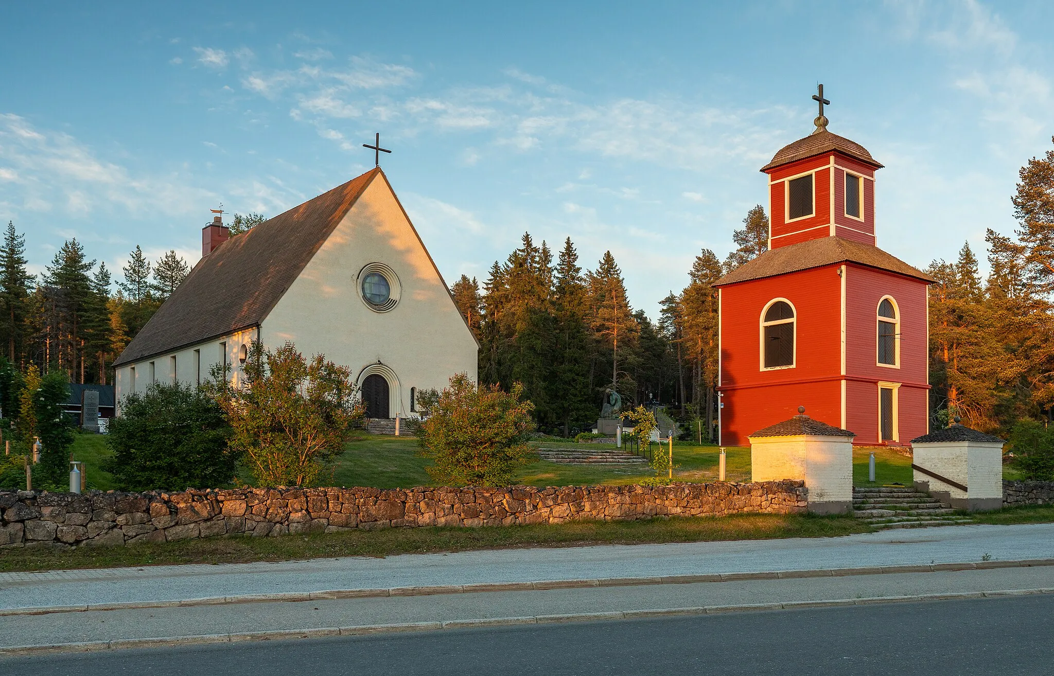 Photo showing: Ylitornio church and bell tower by Alkkulanraitti street in Ylitornio, Lapland, Finland in 2022 June.