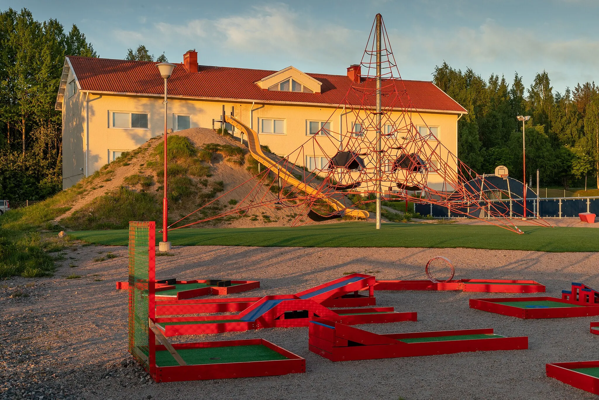 Photo showing: Ainiovaaran Koulu school in Ylitornio, Lapland, Finland in 2022 June.