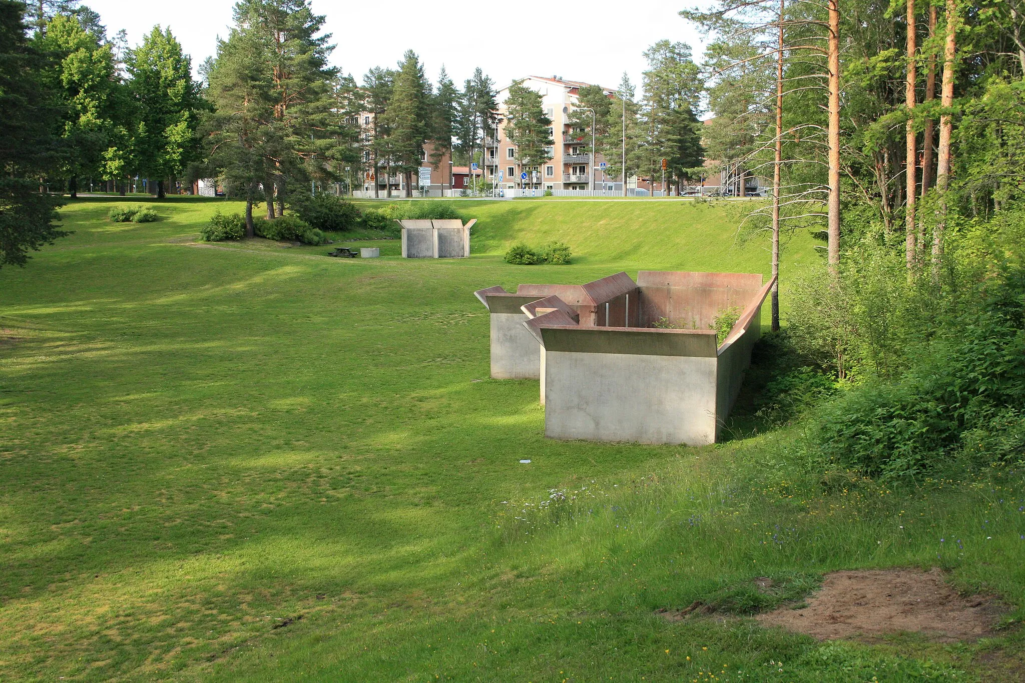 Photo showing: Konstverket "Concrete and leaves" har måtten 30x60x10, 250x1958x795, 30x60x10, 250x521x174 efter konstnären Mirosław Bałkas barndomshem.