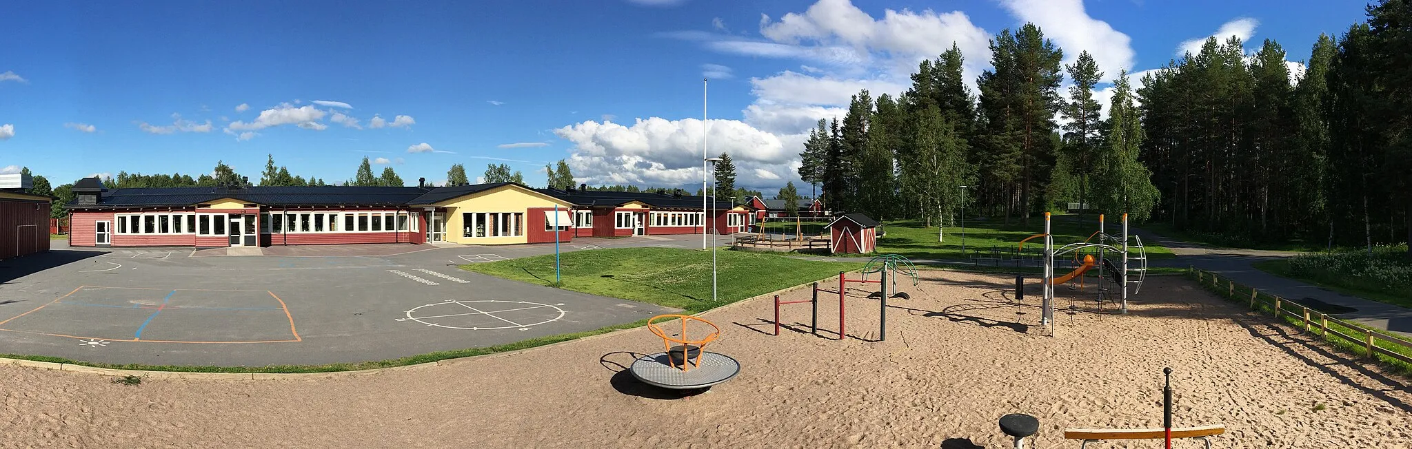 Photo showing: Torpgärdsskolan i Boden sommaren 2016.
Skola med verksamhet från förskola till årskurs 6 samt fritidshem.

Skolan ligger ca. 5 kilometer från Bodens centrum i stadsdelen Södra Svartbyn.