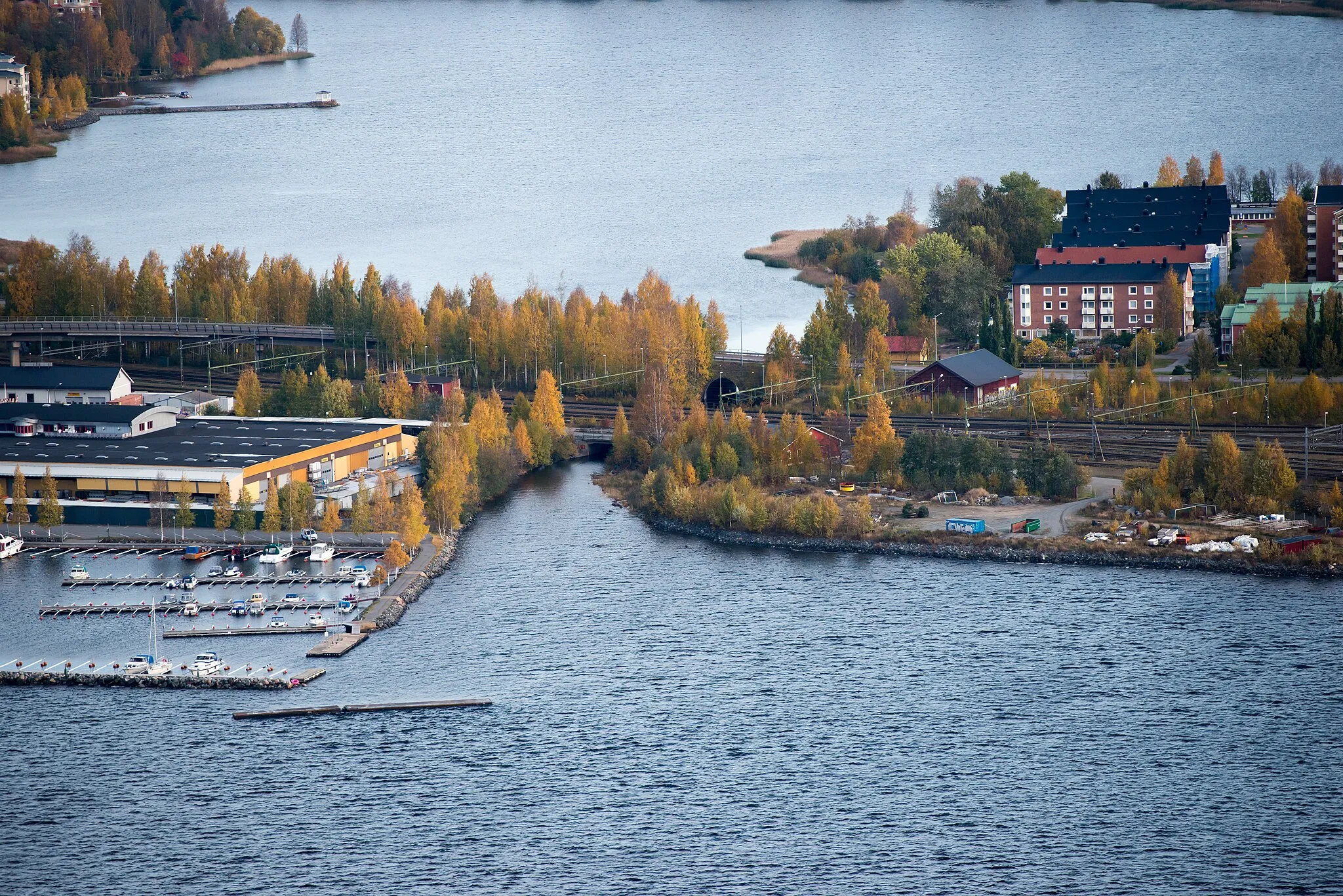 Photo showing: Kanal som förbinder Skurholmsfjärden med havet.