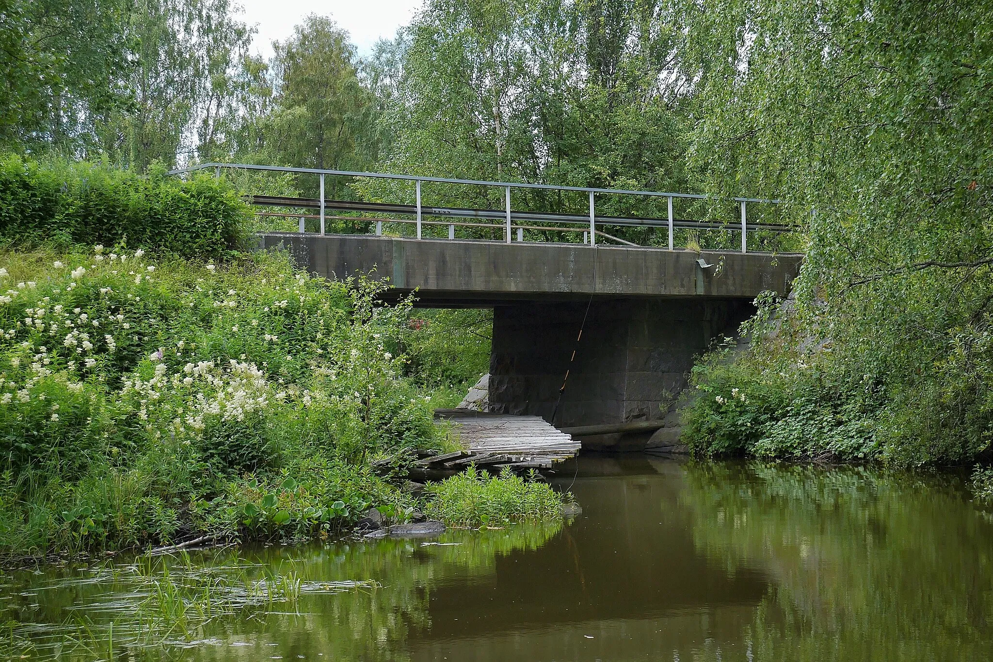 Photo showing: Bro över Vittjärvsträskets utlopp i Vittjärv, Boden.
Bron är klassad som kulturhistoriskt värdefull.
Bronummer: BD 287
Byggår: 1935.
Längd: 13,5 meter
Spännvidd: 5,9 meter

Bredd: 7,0 meter