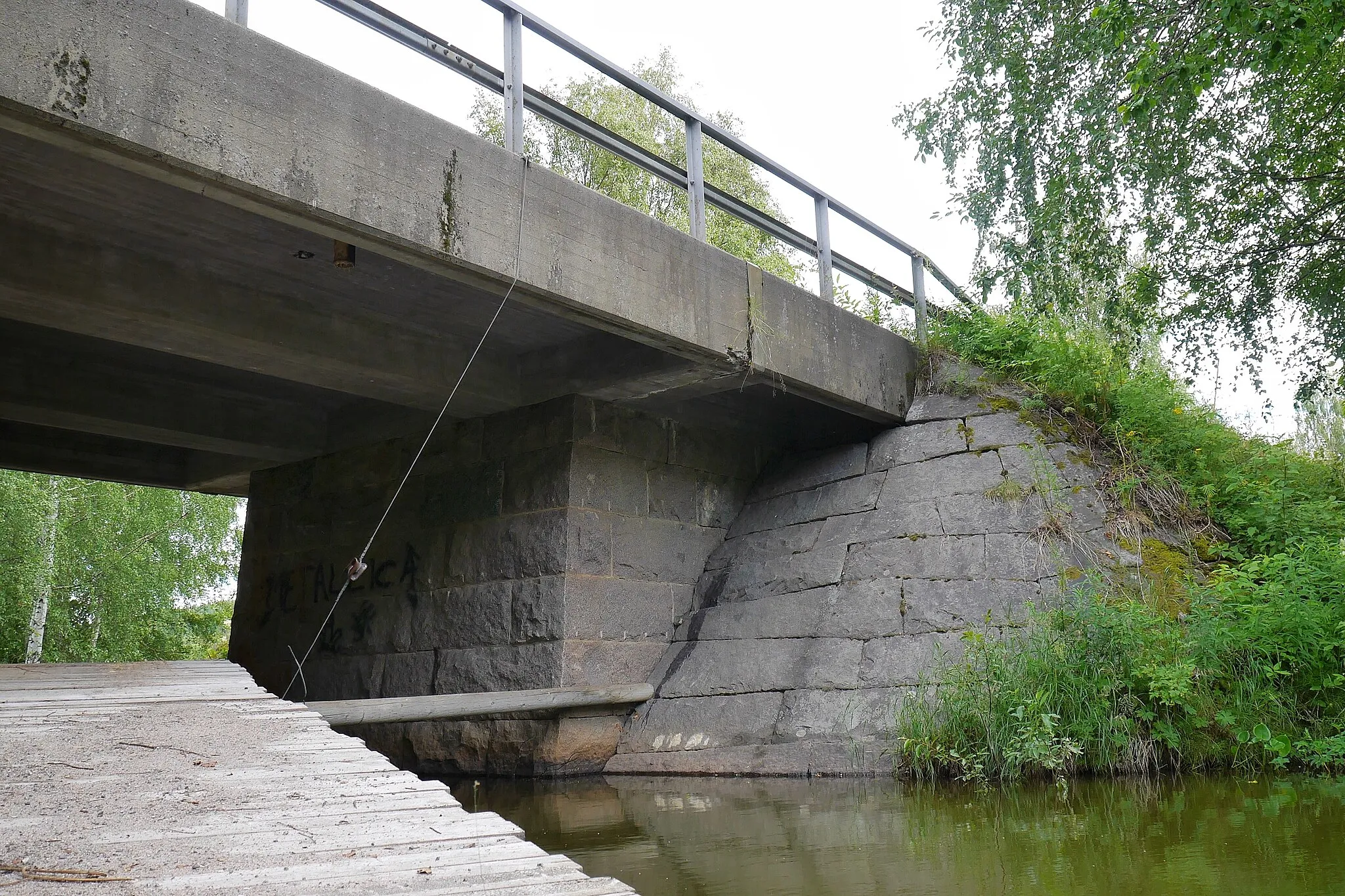 Photo showing: Bro över Vittjärvsträskets utlopp i Vittjärv, Boden.
Bron är klassad som kulturhistoriskt värdefull.
Bronummer: BD 287
Byggår: 1935.
Längd: 13,5 meter
Spännvidd: 5,9 meter

Bredd: 7,0 meter