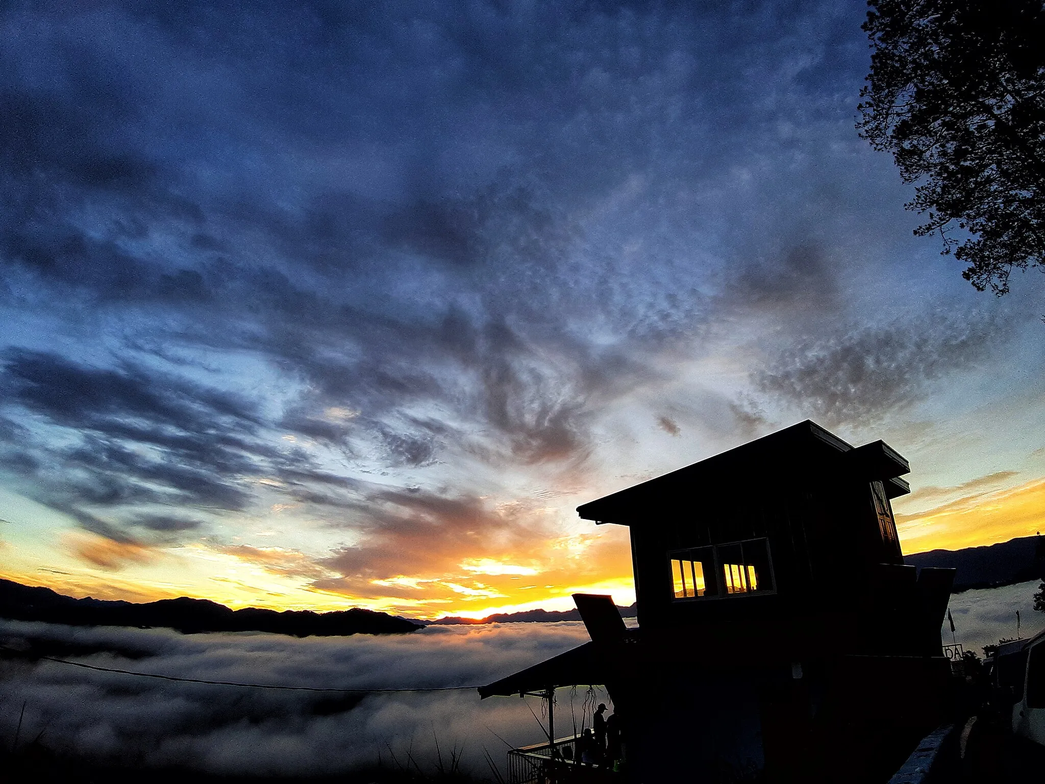 Photo showing: 1sangwow Cafe by the Clouds is located at the edge of a mountain in Sagada which has a view of a sea of clouds during sunrise