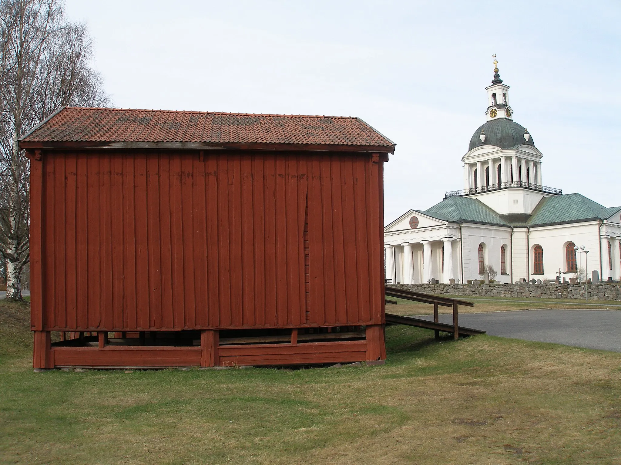 Photo showing: Förrådsbodar mellan Lejonströmsbron och Landsförsamlingskyrkan i Skellefteå. Bodarna sägs ha kulhål från skottlossning från kriget mellan Sverige och Ryssland vid bron 1809.