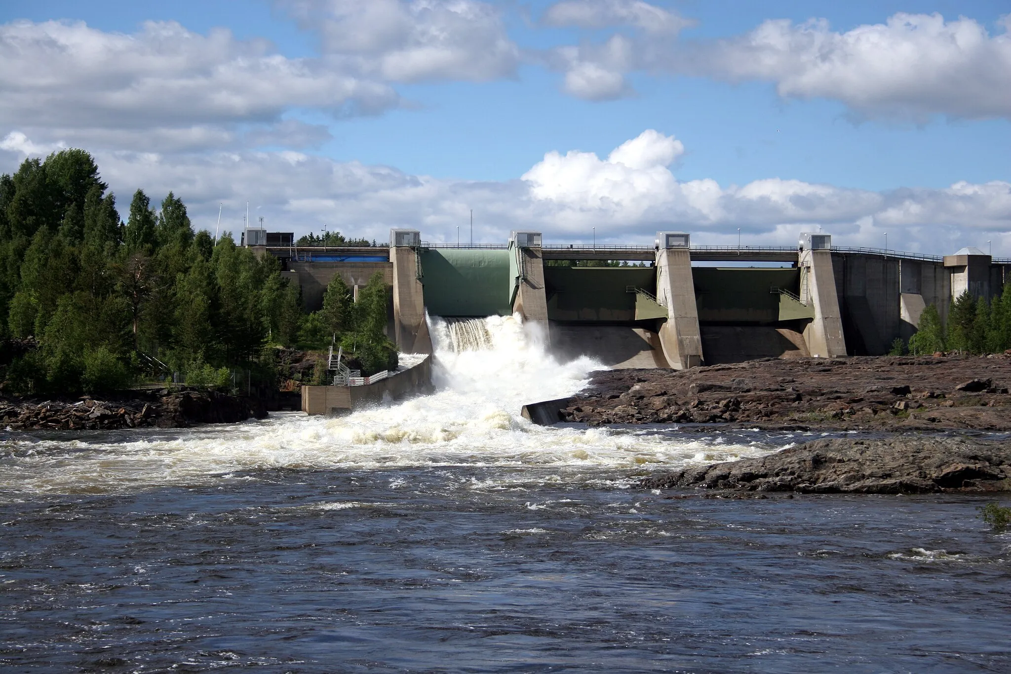 Photo showing: The dam of th Stornorrfors powerplant in Ume älv near Umeå, Sweden.