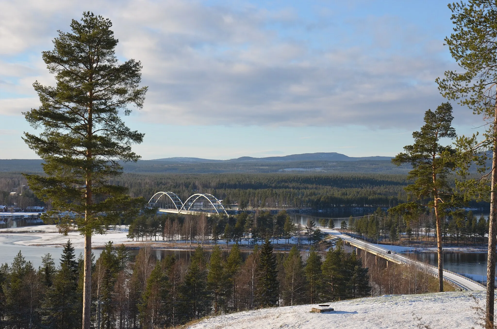 Photo showing: Bron över Luleälven mellan Harads och Bodträskfors. Bilden tagen från Harads