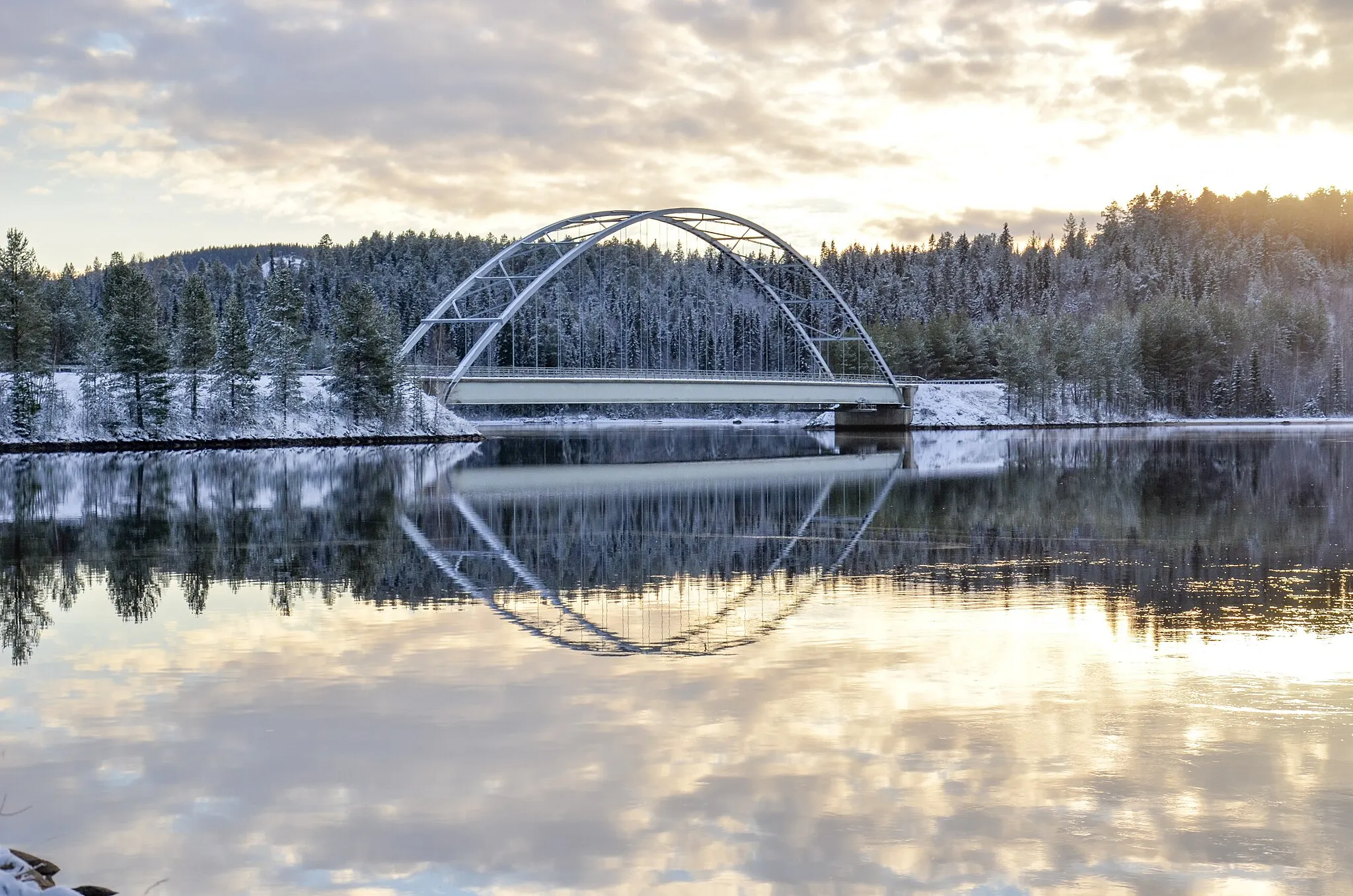 Photo showing: Vägbron över Luleälv och Porsidammen vid Vuollerim. Bilden tagen från Porsudden på älvens norra sida söderut