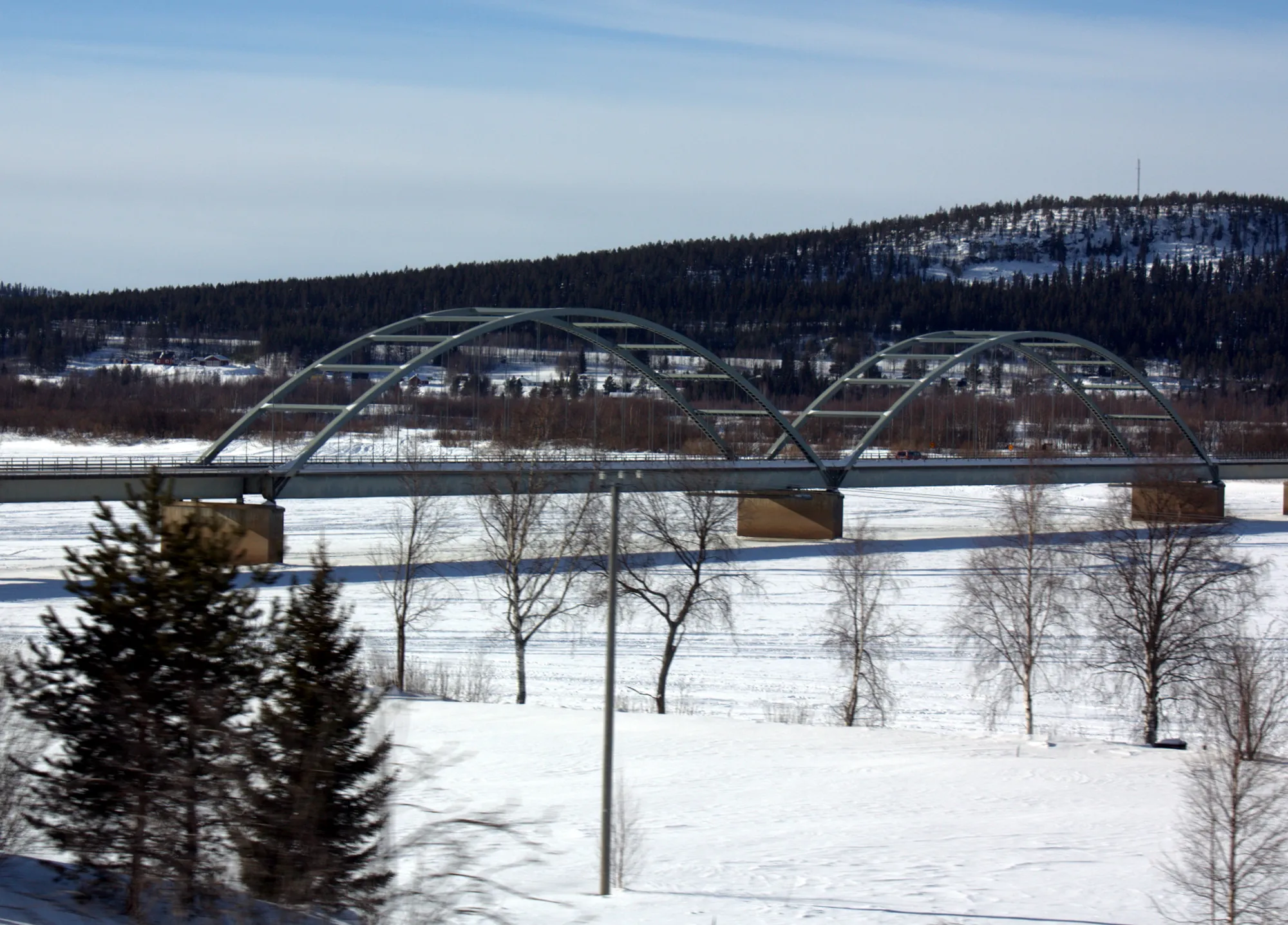 Photo showing: Aavasaksa bridge is a steel beam bridge over Torne river between the villages of Aavasaksa in Finland and Övertorneå (Matarengi) in Sweden. It was completed in 1965.