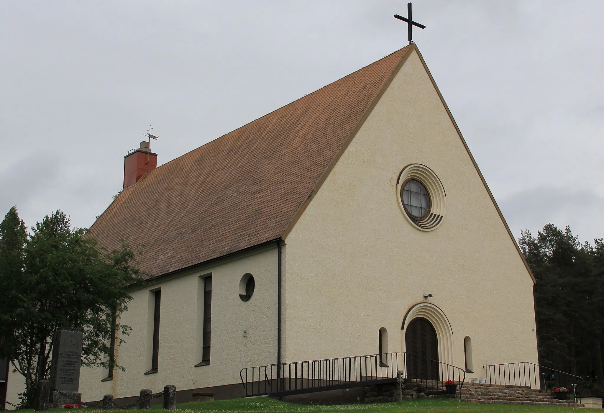 Photo showing: Ylitornio church, Ylitornio, Finland. - Church seen from northwest, main entrance.