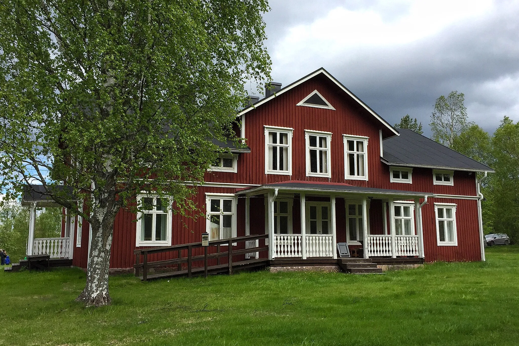 Photo showing: The Selet manor house located in Luleå at Selets bruk.
The building replaced the original manor that was built in 1799 and burned down in 1896. During 1930 the building was modernized.

In 1982 the building was restored to its present look.