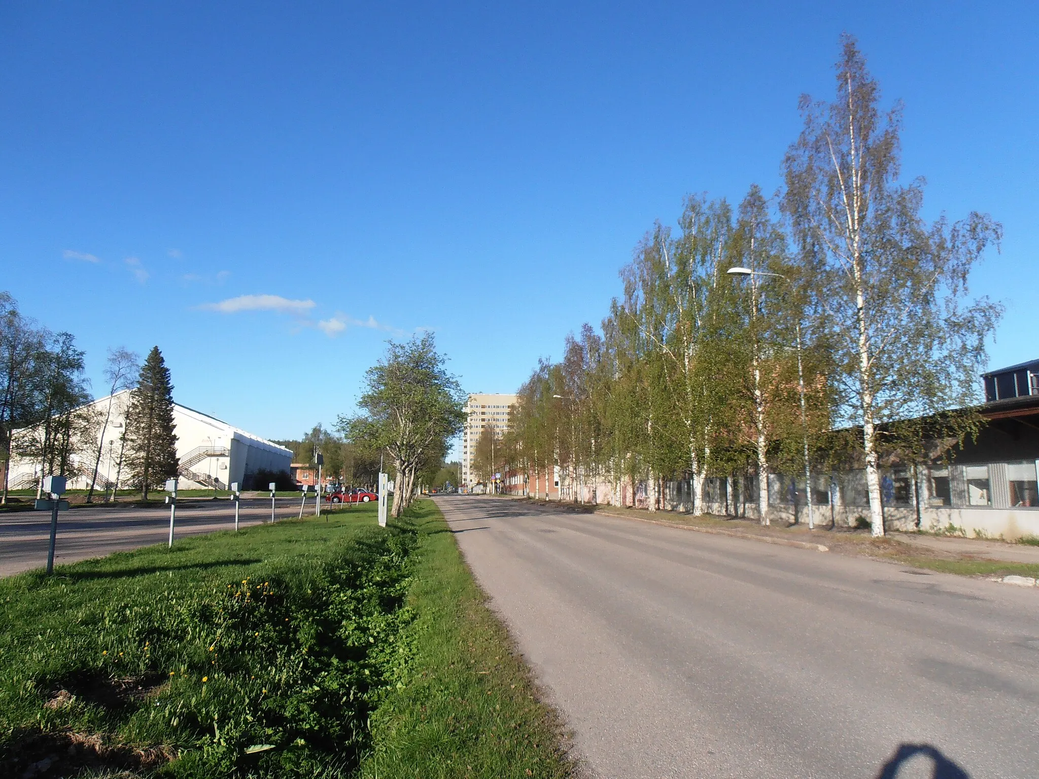 Photo showing: Järnvägsgatan in Malmberget. To the left is the gymnasium and the centre is the Fokus house