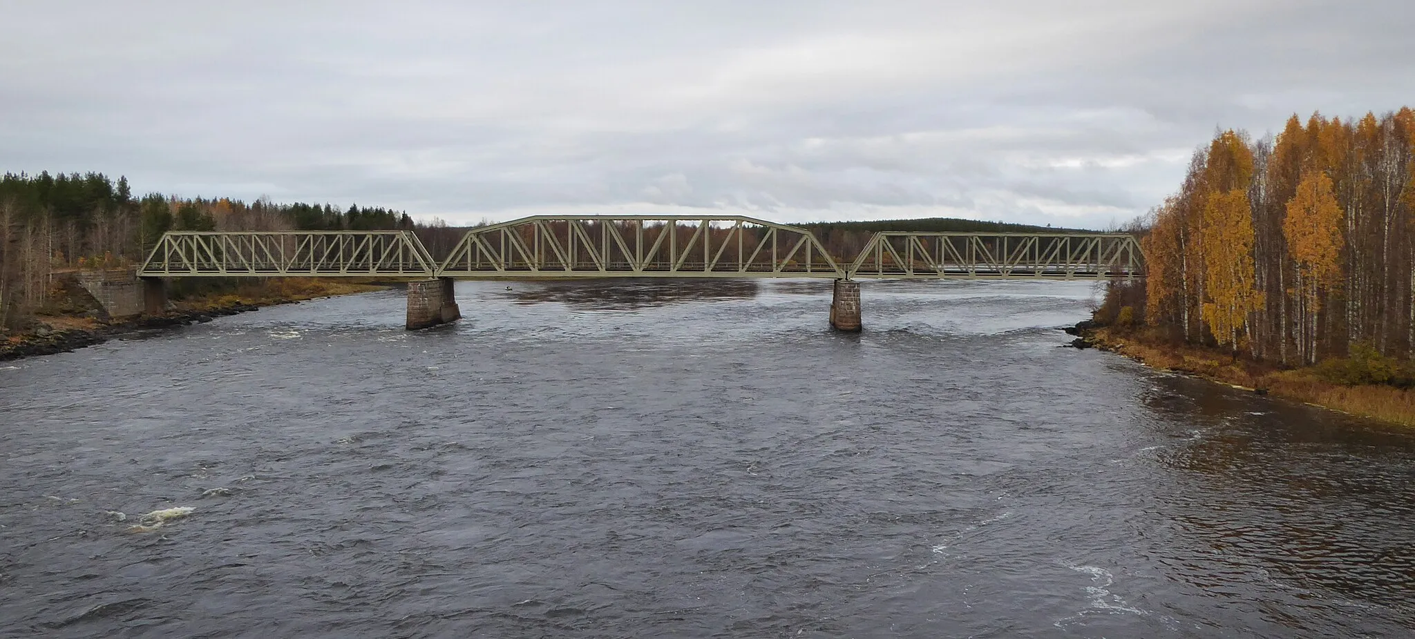 Photo showing: Järnvägsbro över Kalixälven mellan Morjärv och Forsbyn efter nedlagd del av gamla Haparandabanan.
Spännvidd 45+60+45 m, överliggande fackverk, tillverkad av Motala mekaniska verkstad.