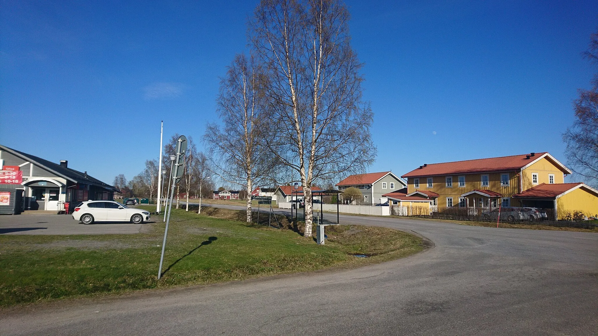 Photo showing: Täfteå i Umeå kommun. Affären syns till vänster.