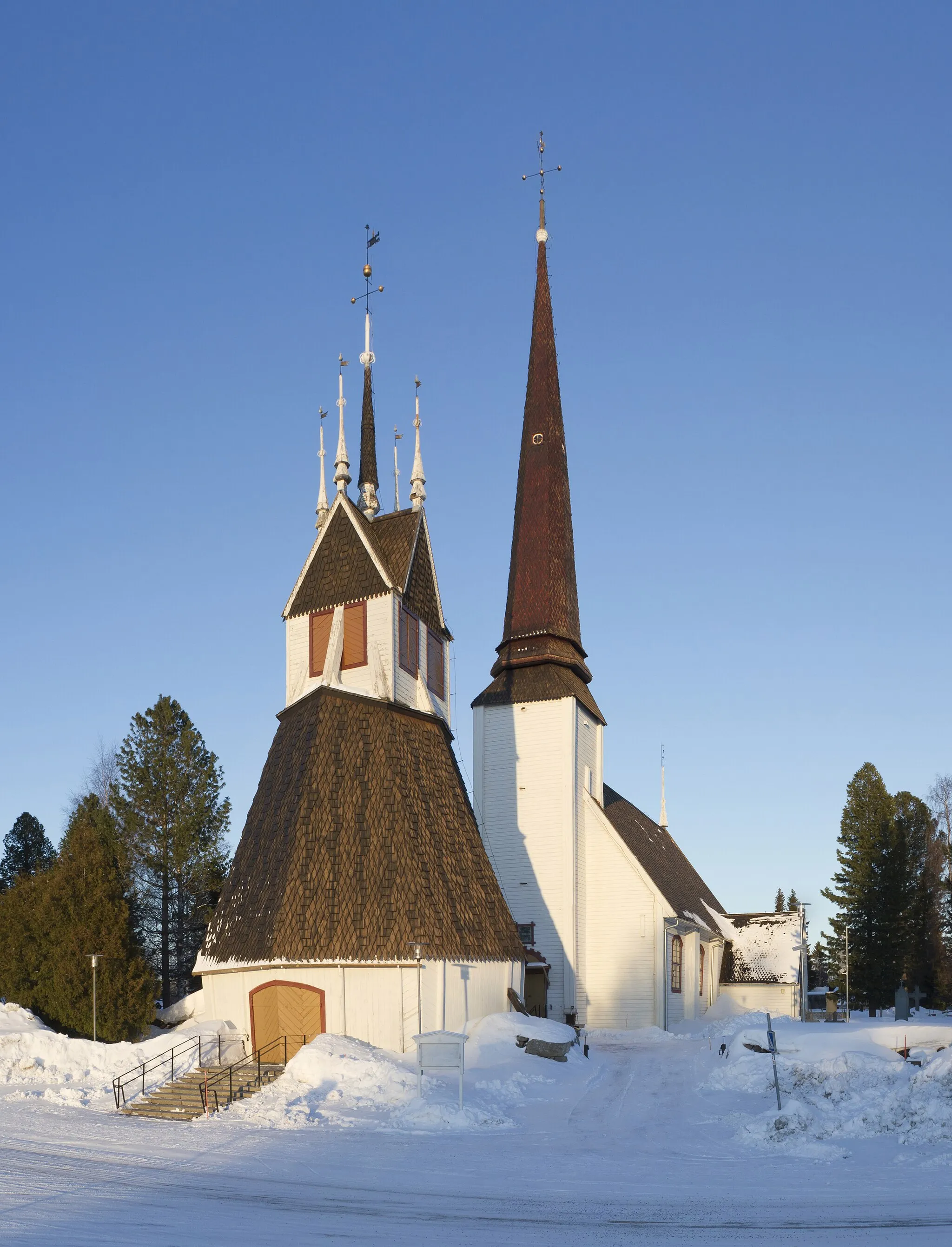 Photo showing: Tornio Church as seen from the west in Suensaari, Tornio, Lapland, Finland in 2013 March. The wooden church is from 17th century and has been designed by Matti Härmä. It is dedicated to Hedvig Eleonora, the Swedish queen and consort of King Charles X Gustav of Sweden.