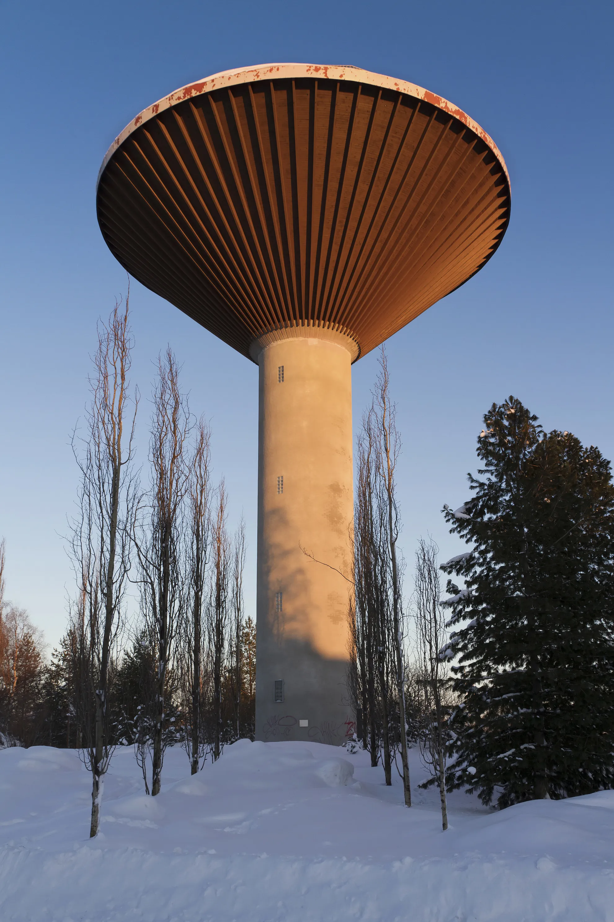 Photo showing: Water tower in Suensaari, Tornio in Finland as seen from the west in 2013 February.