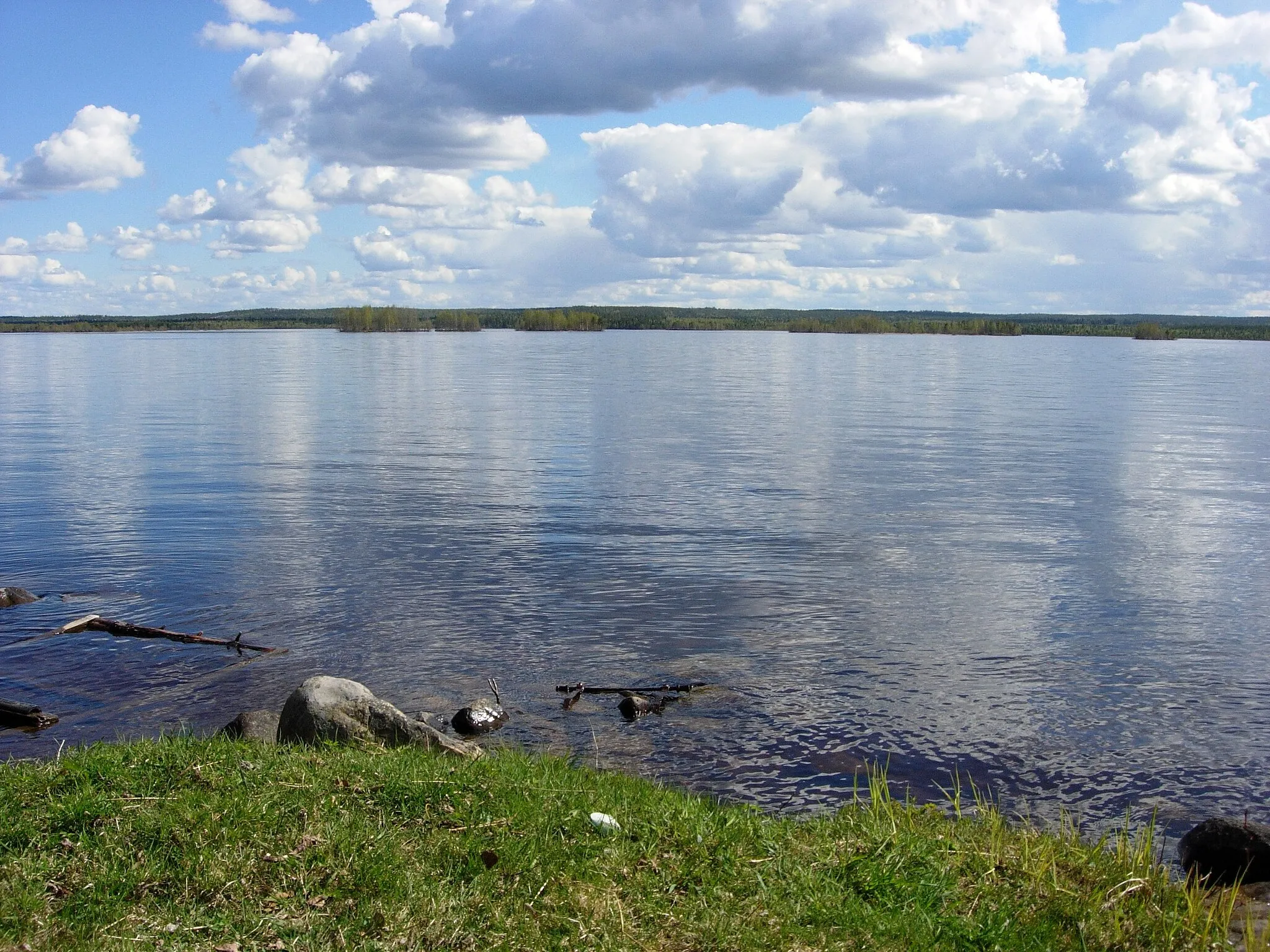 Photo showing: River Kemijoki by Muurola, some 30 kilometres downstream from the centre of Rovaniemi, Finland. The river is 2–4 kilometres wide at this point.