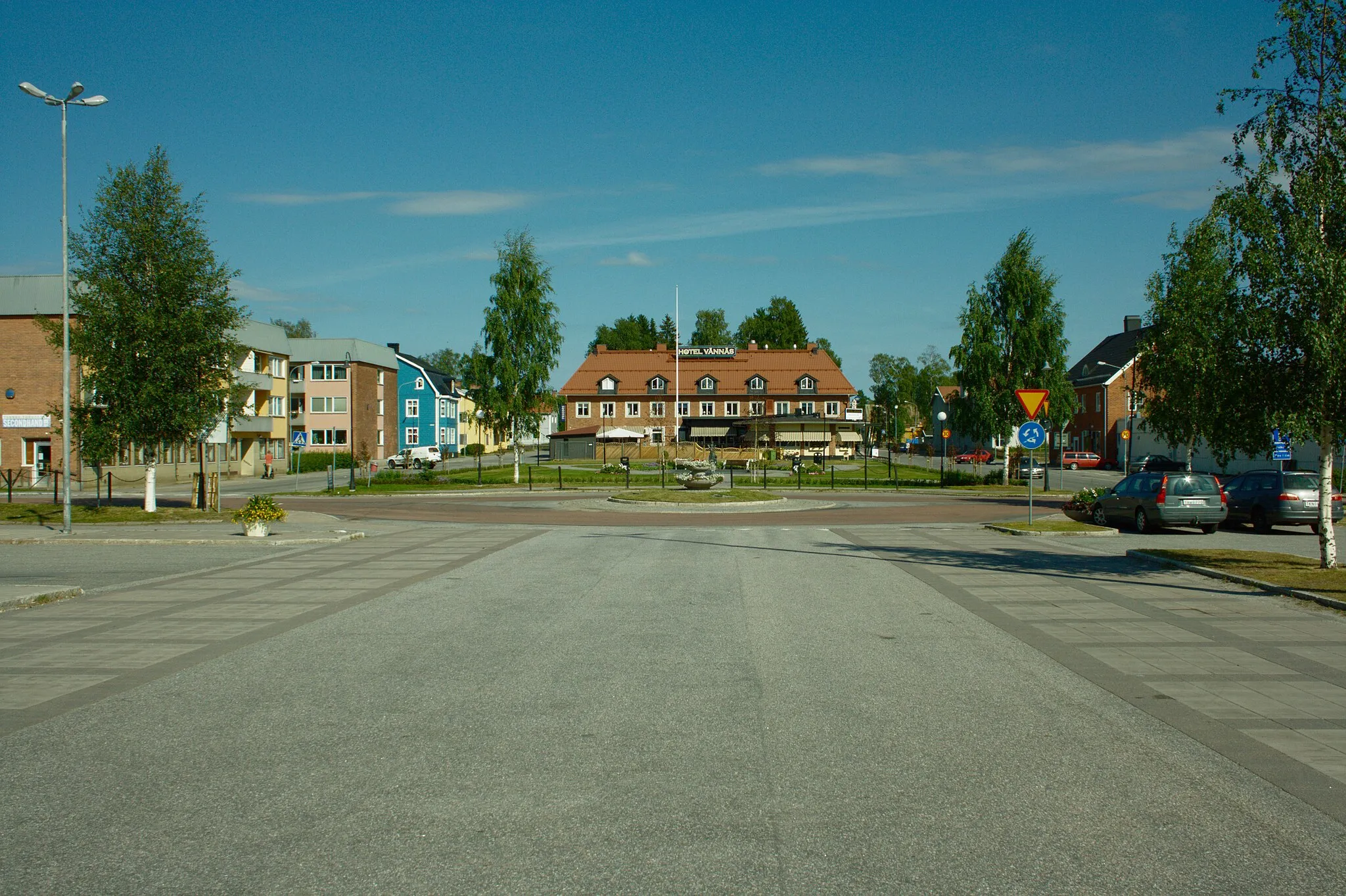 Photo showing: Central Vännäs with Oskar Park and Hotel Vännäs in the background