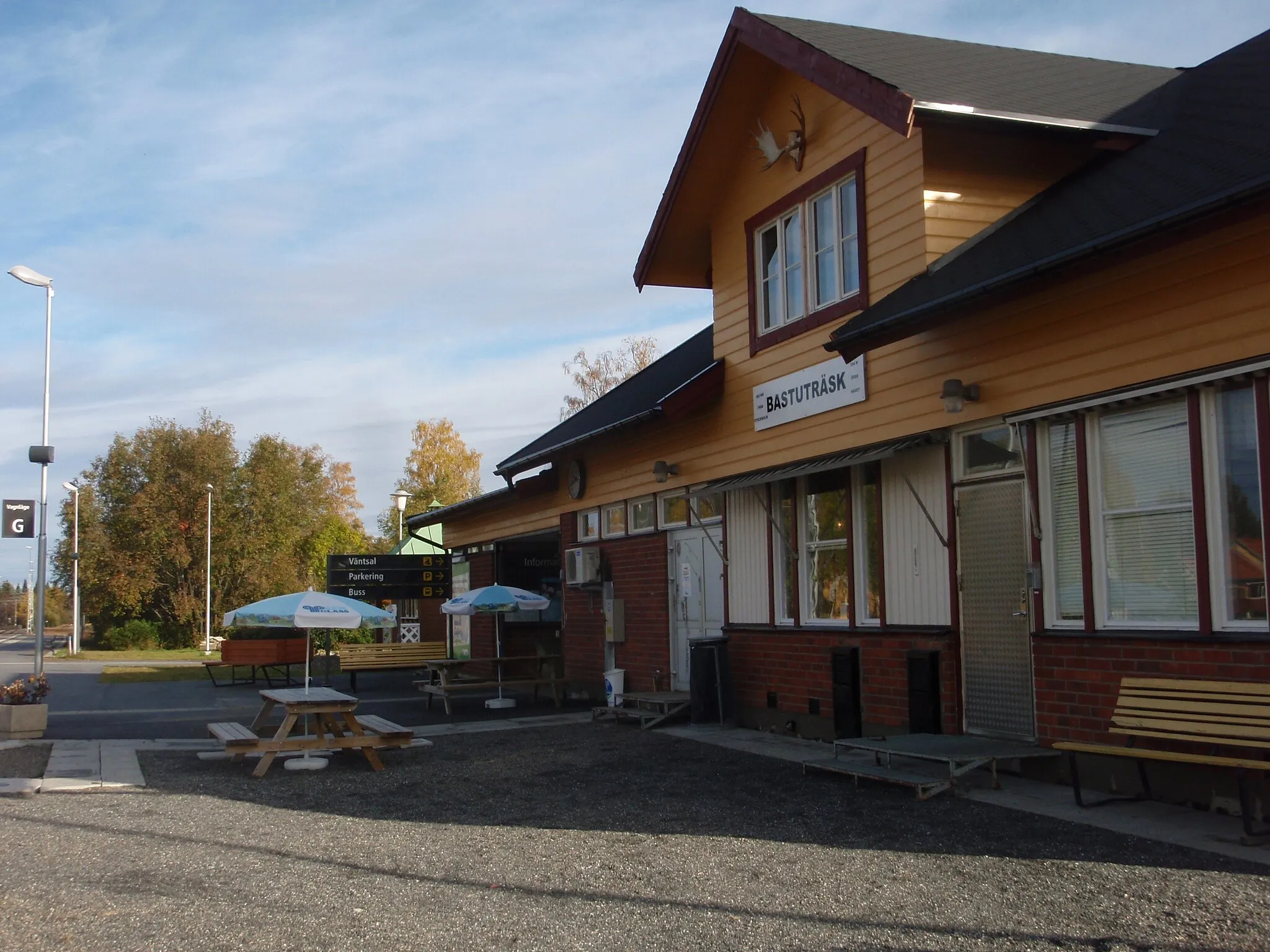 Photo showing: Bastutrask Railway station, new view