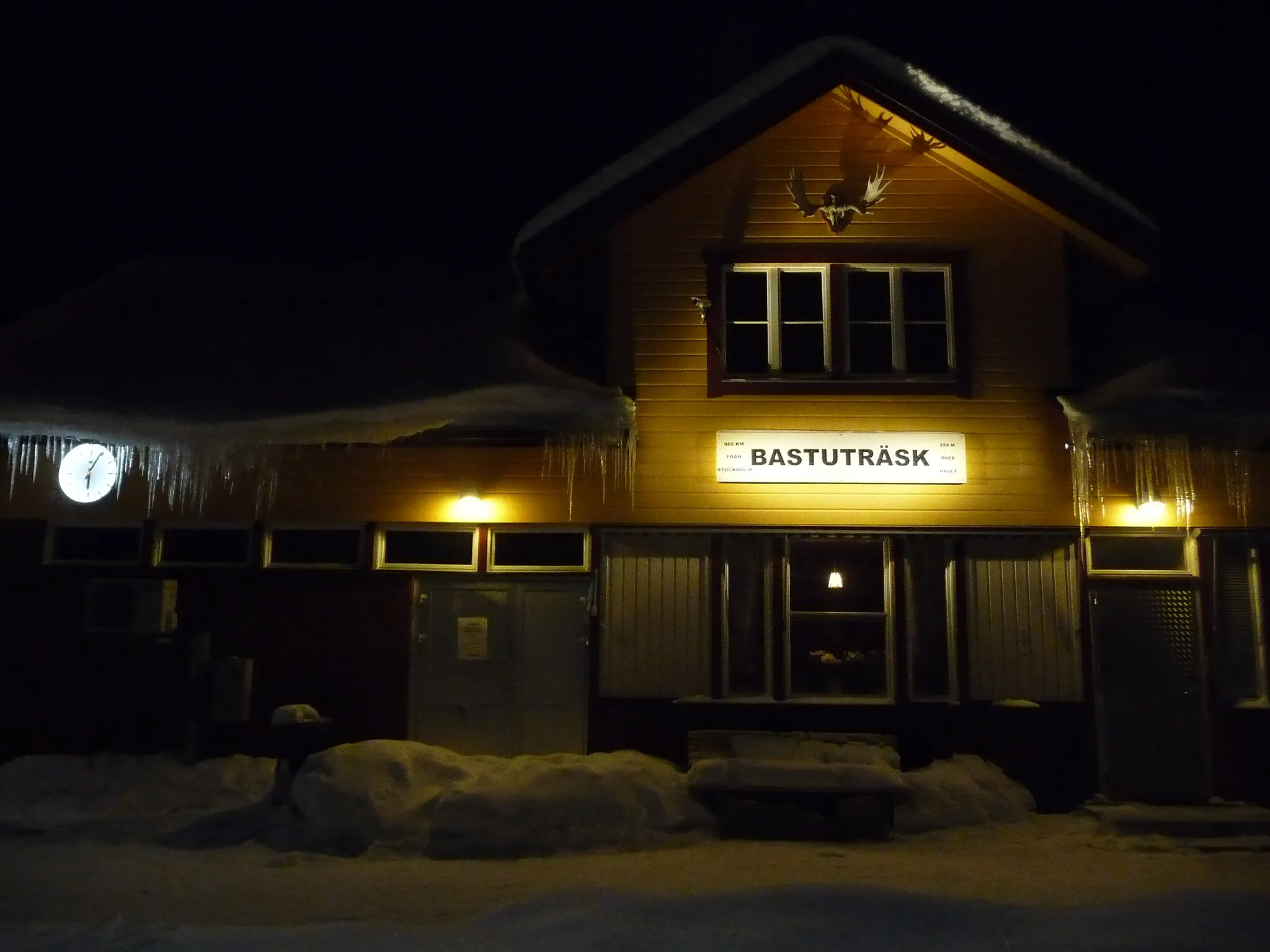 Photo showing: Bastuträsk järnvägsstation tidigt på morgonen.
