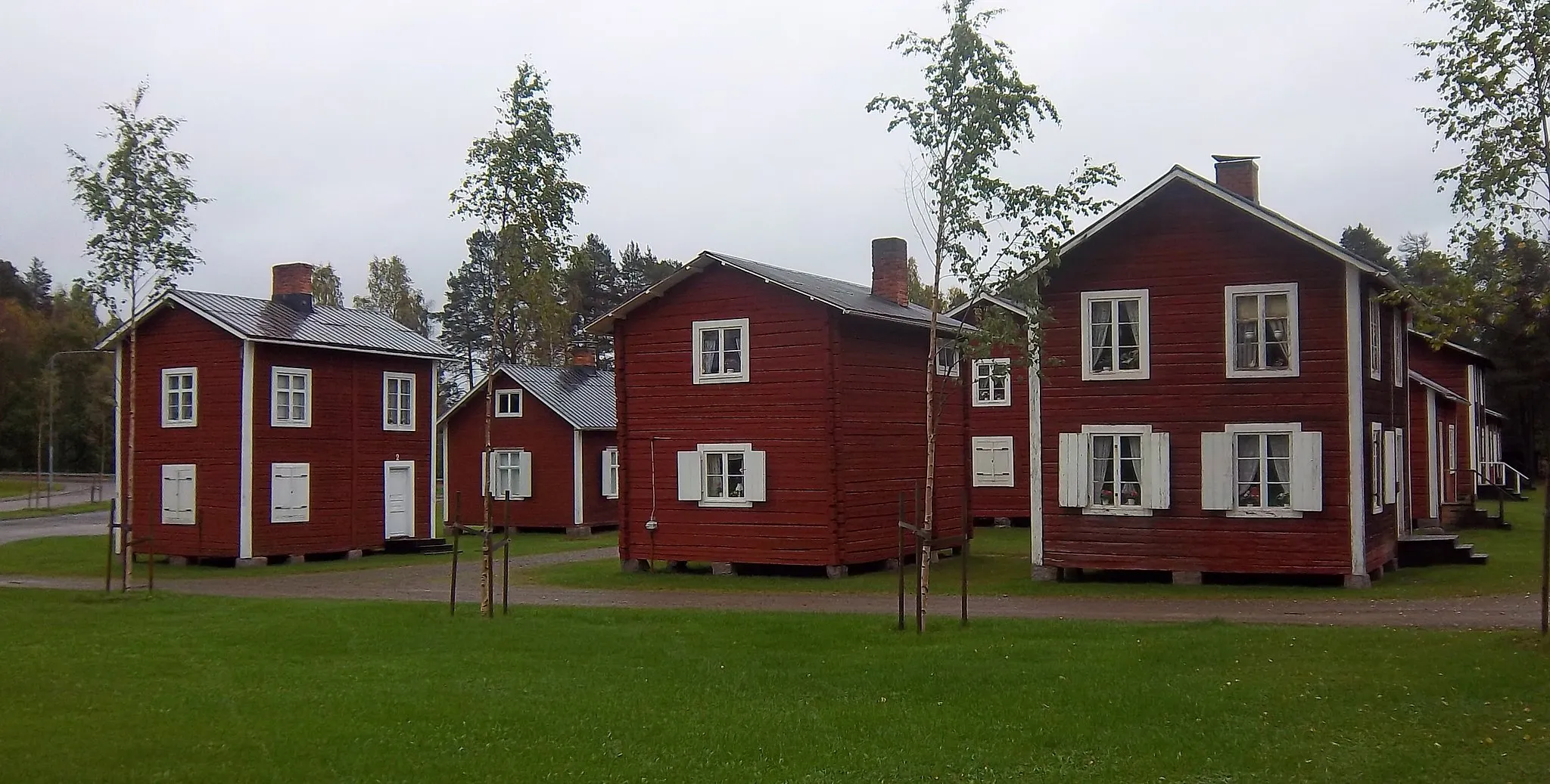 Photo showing: Älvsbyns kyrkstad, fotograferad mellan kyrkstaden och kyrkan en höstdag