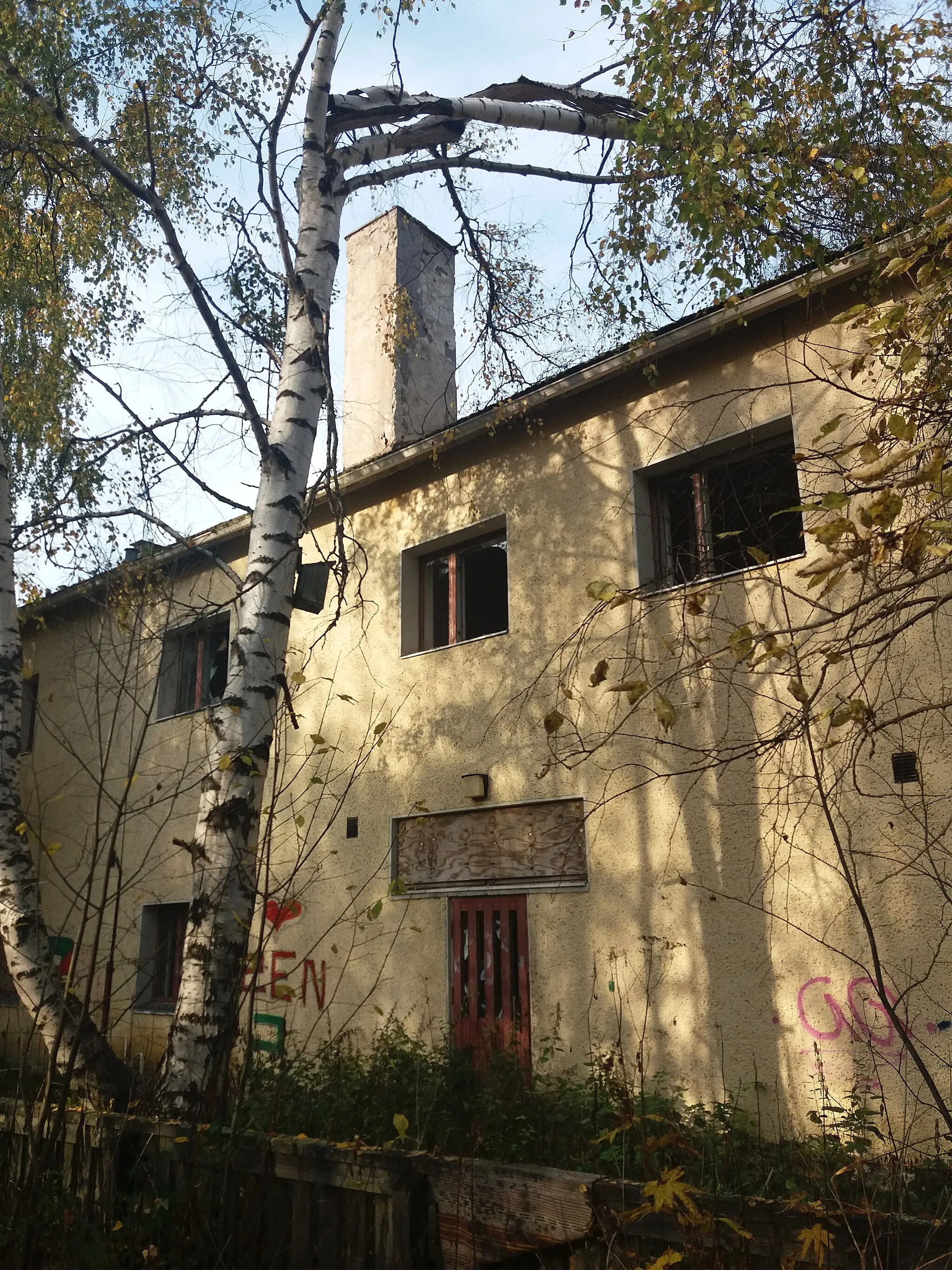 Photo showing: A former kindergarten building at the address Ahjokatu 1 in Miukki, Tornio, Finland. The building was destroyed by fire on 11 October 2021.