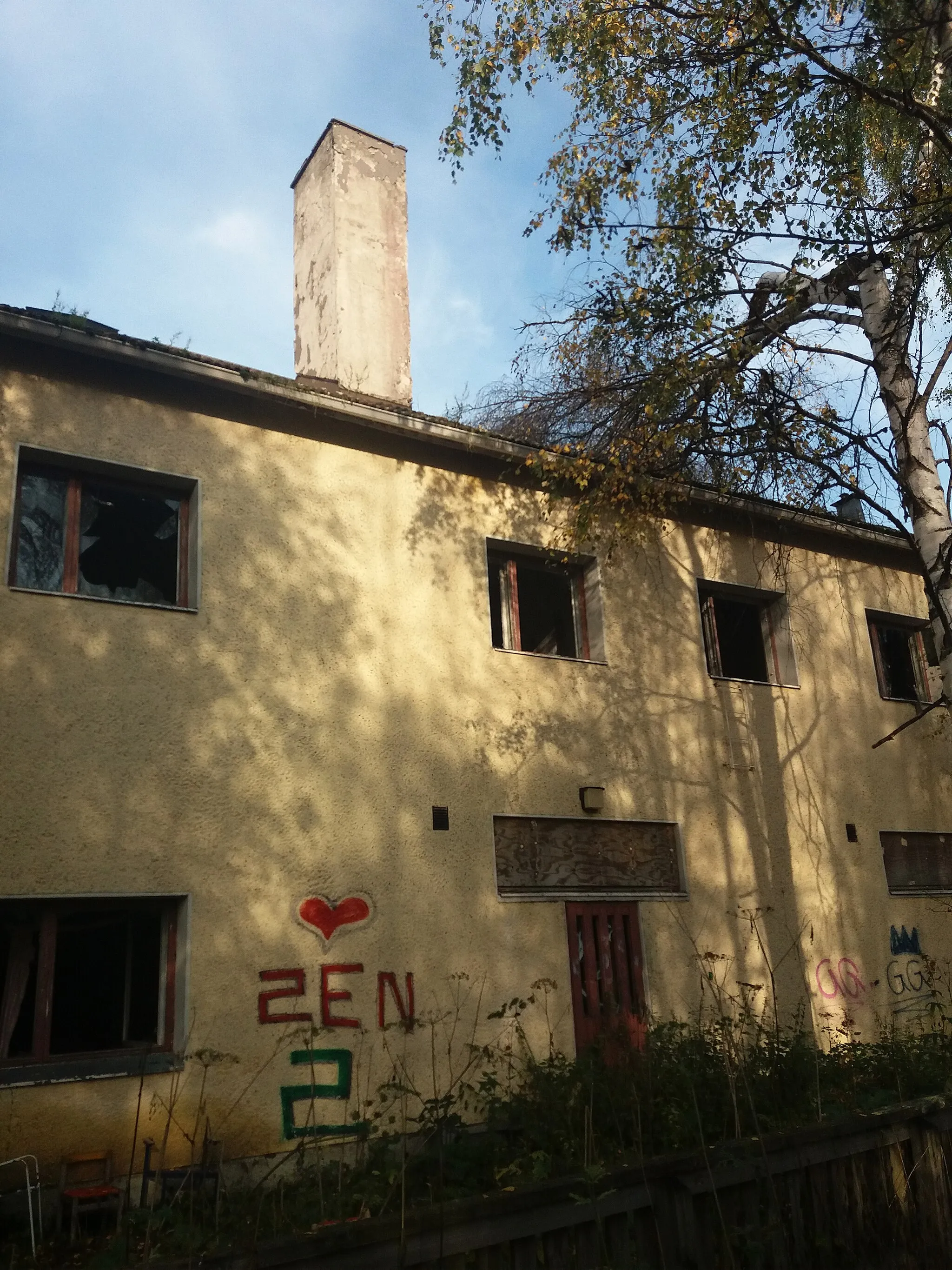 Photo showing: A former kindergarten building at the address Ahjokatu 1 in Miukki, Tornio, Finland. The building was destroyed by fire on 11 October 2021.