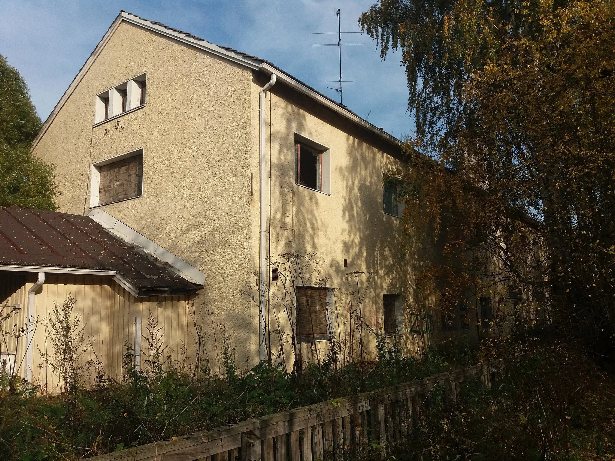 Photo showing: A former kindergarten building at the address Ahjokatu 1 in Miukki, Tornio, Finland. The building was destroyed by fire on 11 October 2021.