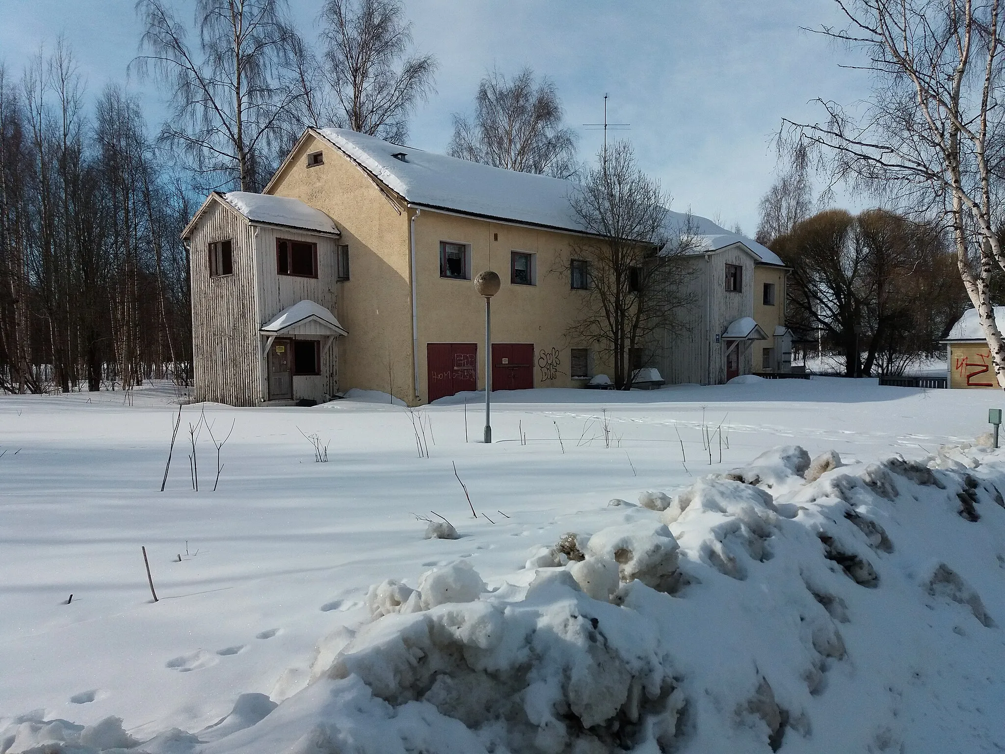 Photo showing: A former kindergarten building at the address Ahjokatu 1 in Miukki, Tornio, Finland. The building was destroyed by fire on 11 October 2021.