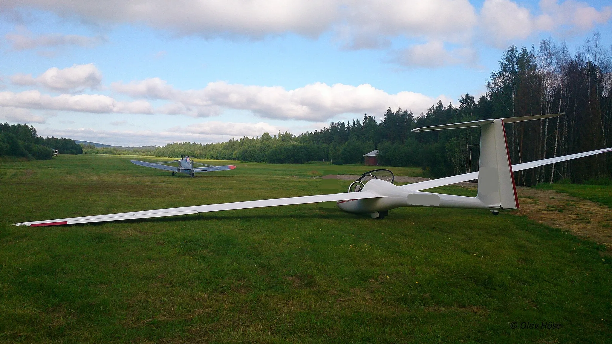 Photo showing: A DG-500 waiting to be launched behind a Piper Pawnee